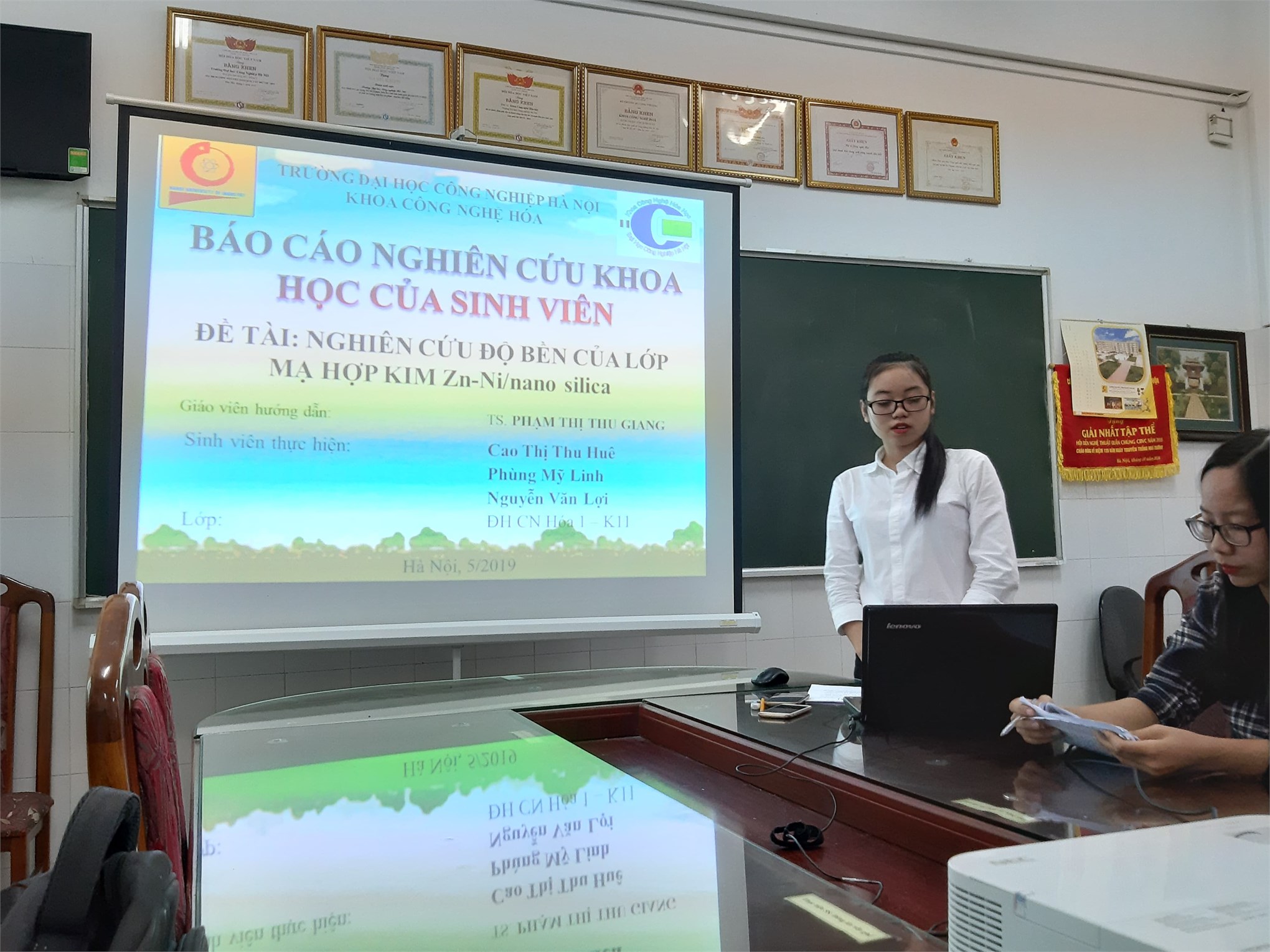 Sinh viên báo cáo tại Hội đồng