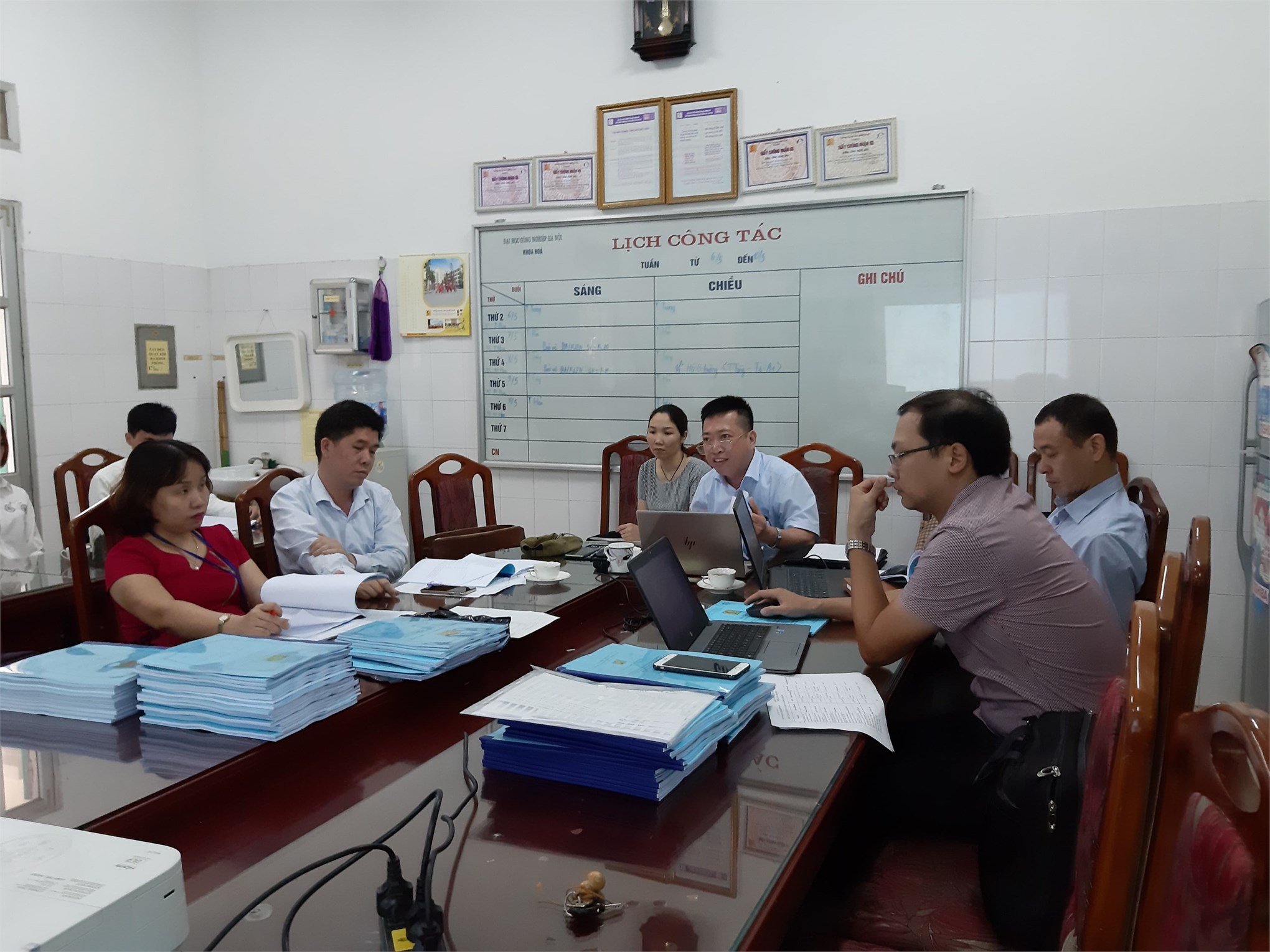 Hội đồng nghiệm thu góp ý cho sinh viên