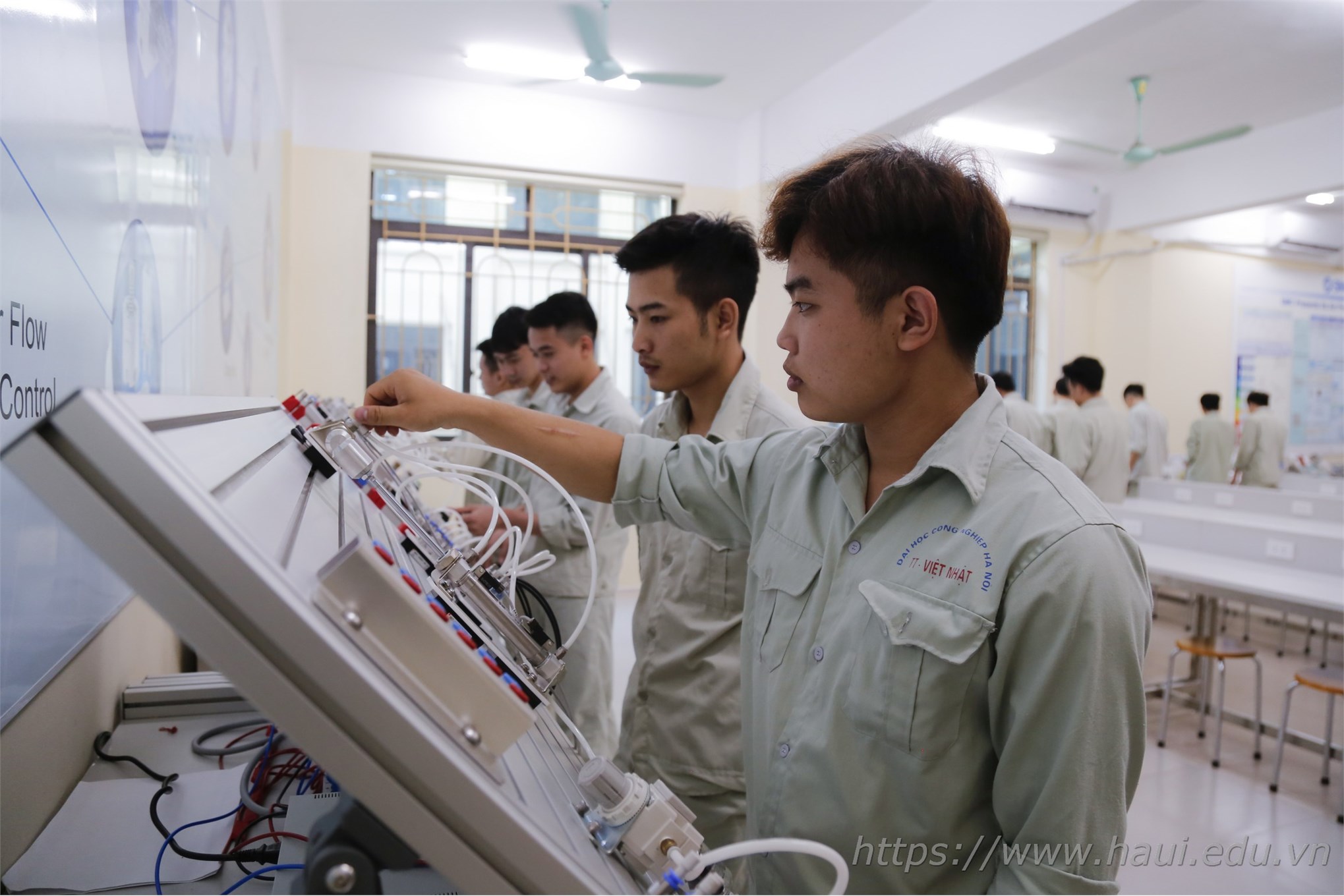 Hanoi University of Industry launch a new pneumatic lab worth 2.3 billion VND
