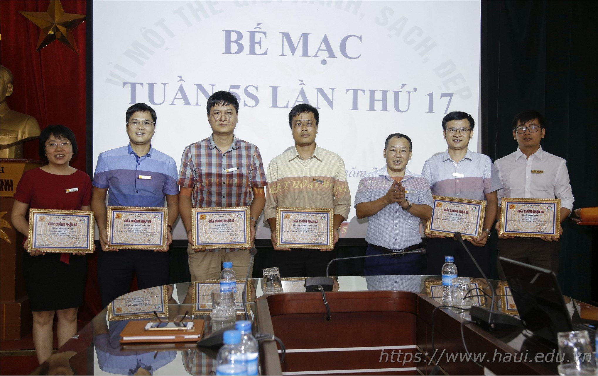 TS. Nguyễn Anh Tuấn trao thưởng cho các đơn vị thực hiện tốt Tuần 5S lần thứ 17