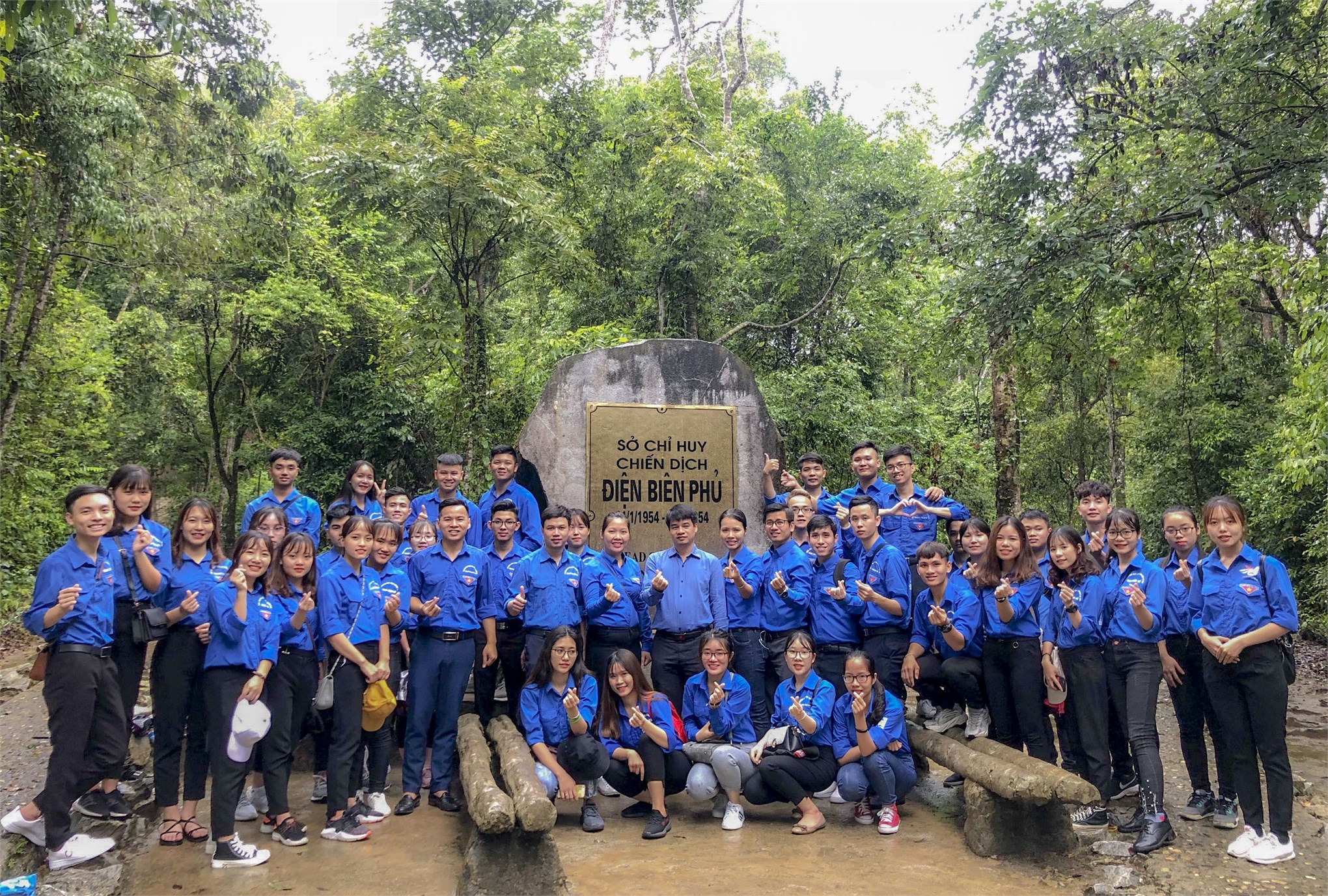 Đoàn sinh viên tiêu biểu trường Đại học Công nghiệp Hà Nội thăm khu di tích chiến trường Điện Biên Phủ
