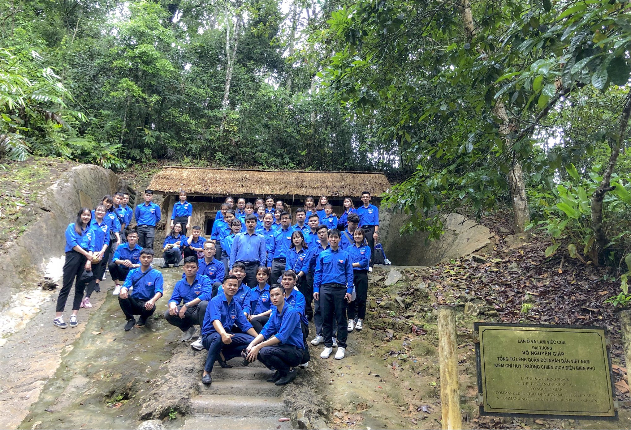 Đoàn sinh viên tiêu biểu trường Đại học Công nghiệp Hà Nội thăm khu di tích chiến trường Điện Biên Phủ