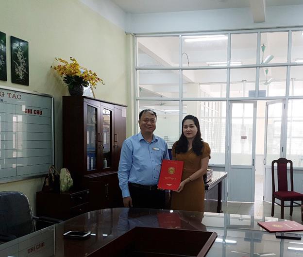 Trao quyết định thành lập 02 tổ chuyên môn cho Trung tâm Thông tin Thư viện