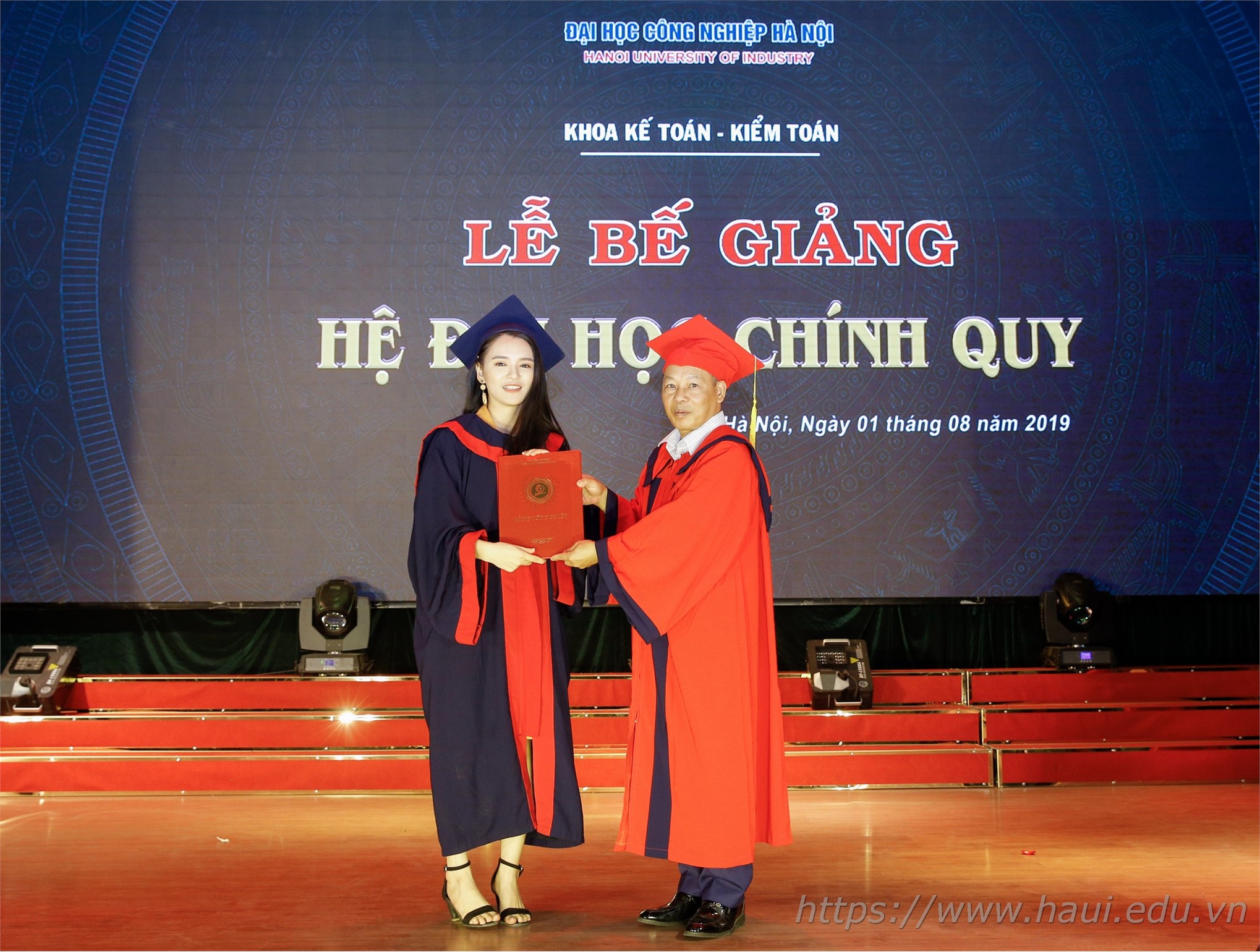 Lễ Bế giảng và trao bằng tốt nghiệp cử nhân cho sinh viên Đại học Công nghiệp Hà Nội năm 2019