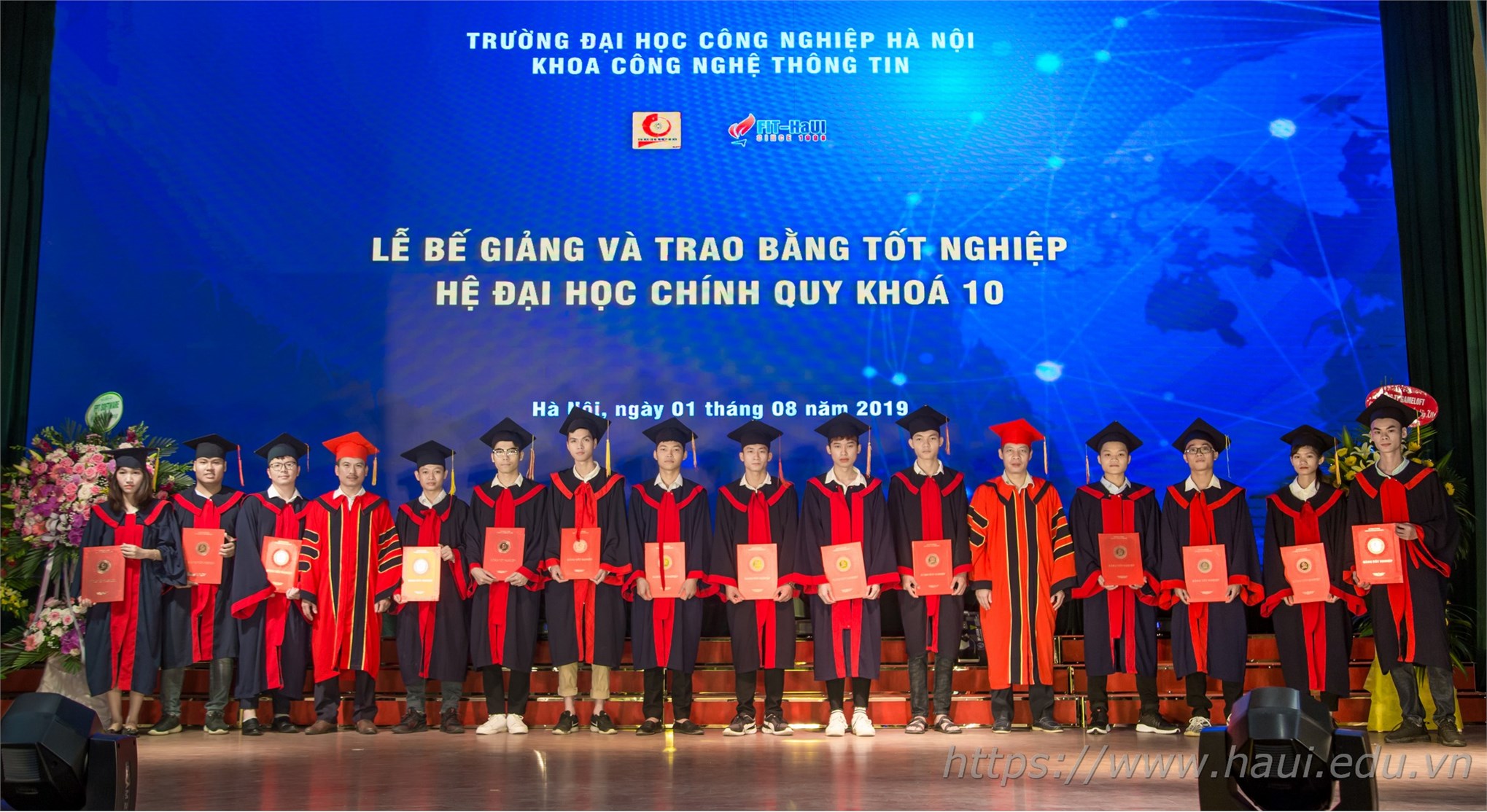 Lễ Bế giảng và trao bằng tốt nghiệp cử nhân cho sinh viên Đại học Công nghiệp Hà Nội năm 2019