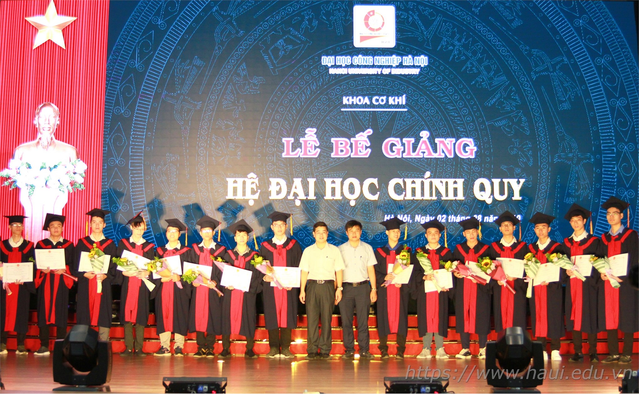 Lễ Bế giảng và trao bằng tốt nghiệp cử nhân trường Đại học Công nghiệp Hà Nội