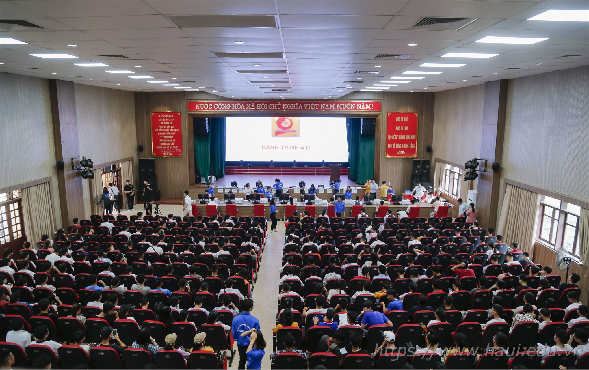Thí sinh làm thủ tục nhập học tại Đại học Công nghiệp Hà Nội năm 2019