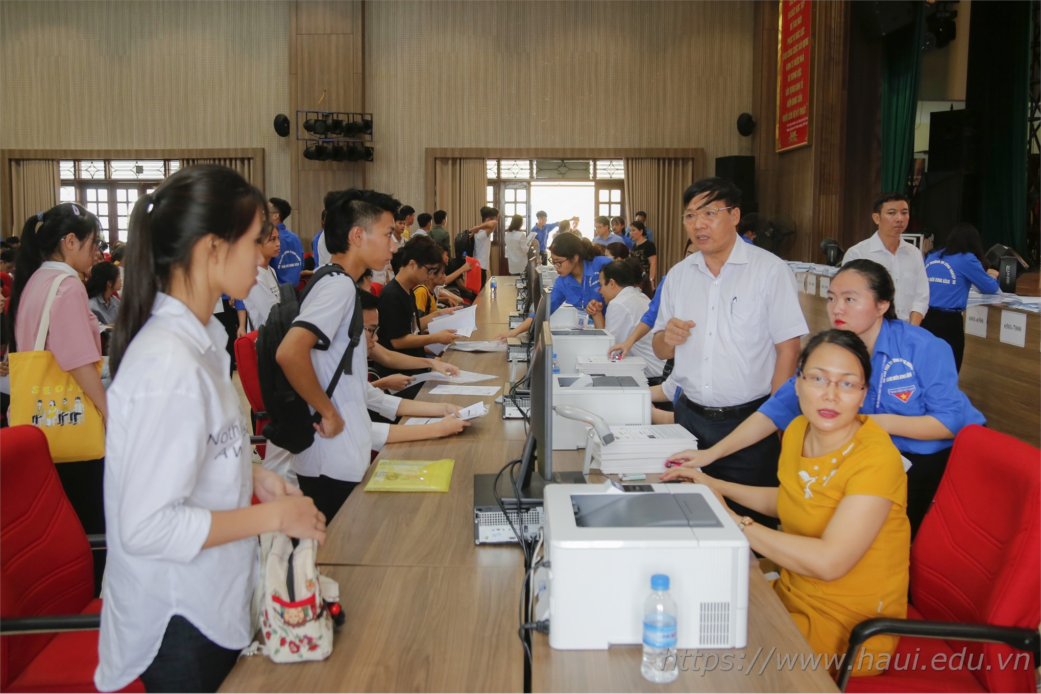 Thí sinh đăng ký xác nhận thủ tục nhập học tại Đại học Công nghiệp Hà Nội năm 2019