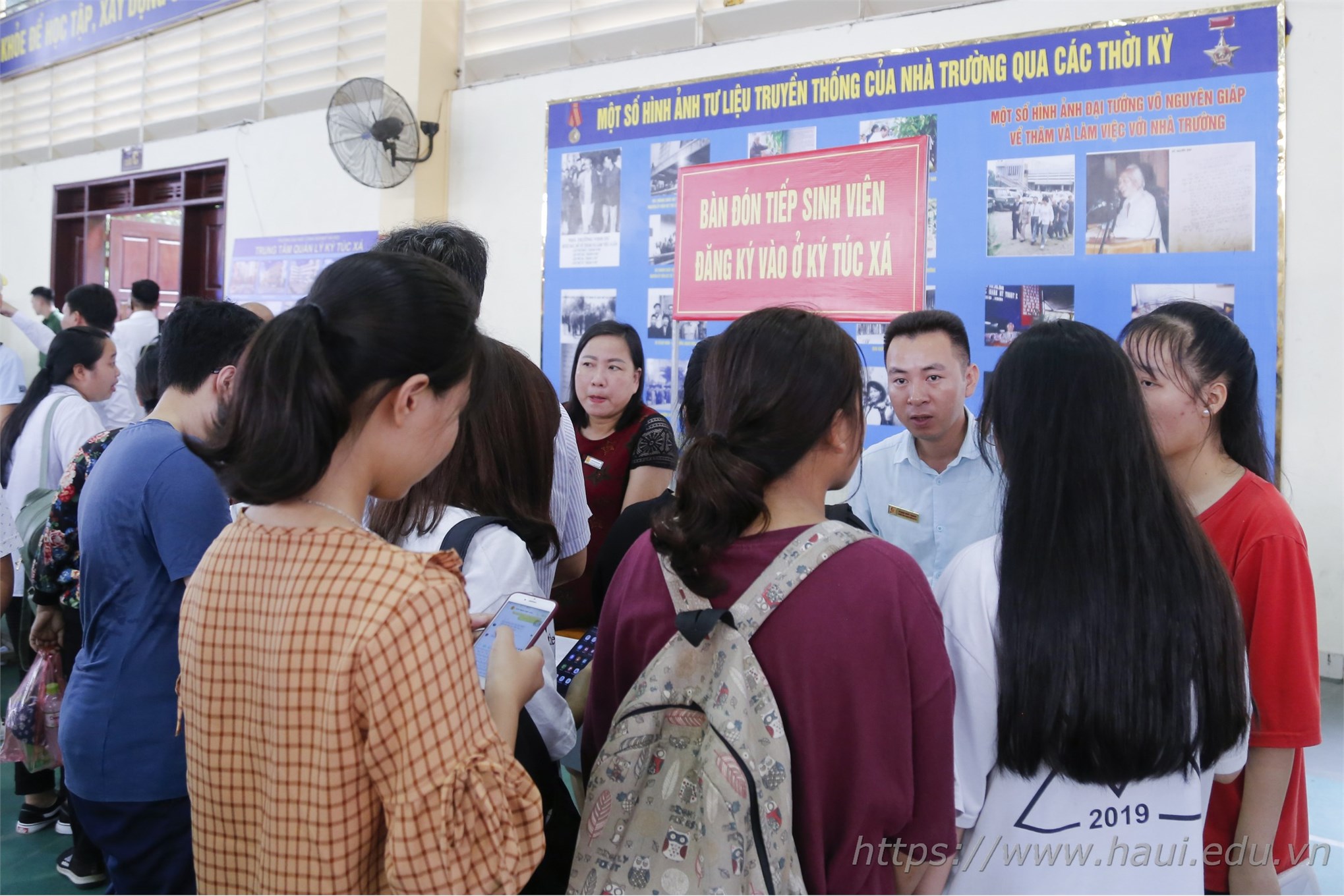 Thí sinh đăng ký xác nhận thủ tục nhập học tại Đại học Công nghiệp Hà Nội năm 2019