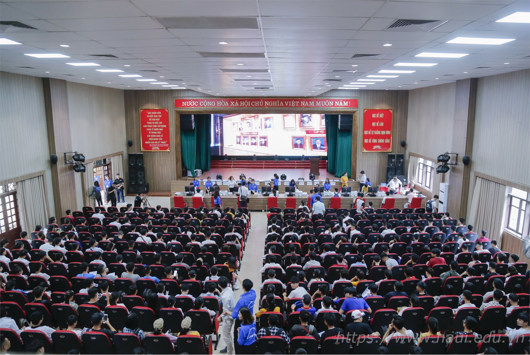 Thí sinh đăng ký xác nhận nhập học tai Đại học Công nghiệp Hà Nội năm 2019