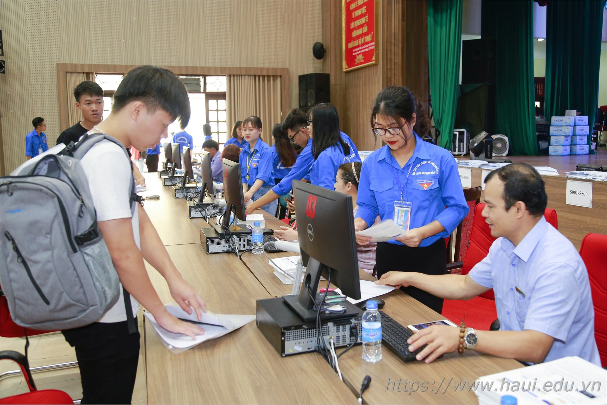 Thí sinh đăng ký xác nhận nhập học tai Đại học Công nghiệp Hà Nội năm 2019