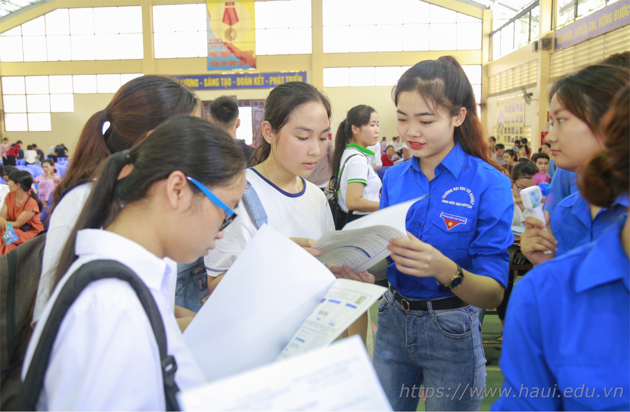 Thí sinh đăng ký xác nhận nhập học tai Đại học Công nghiệp Hà Nội năm 2019