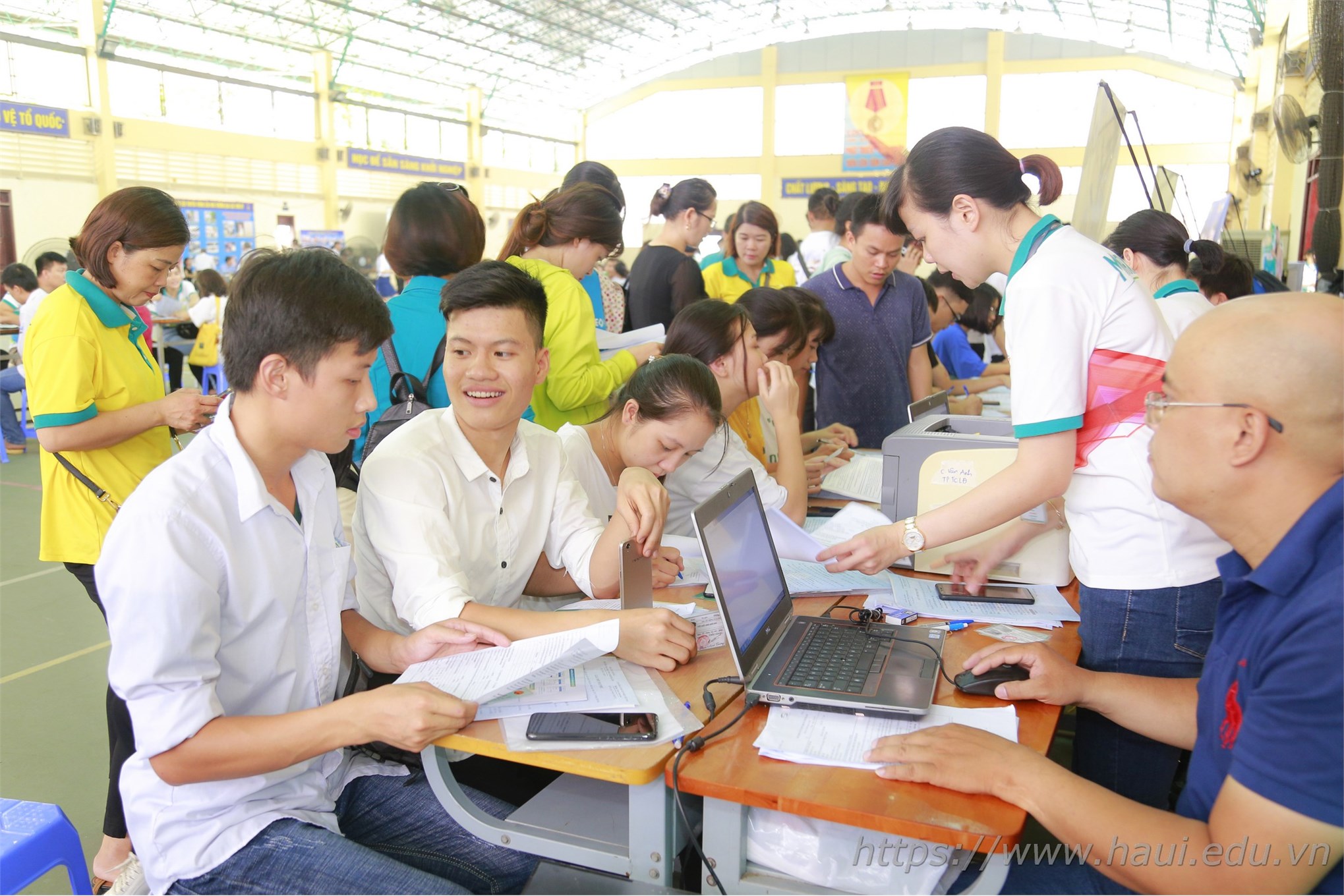 Thí sinh đăng ký xác nhận nhập học tai Đại học Công nghiệp Hà Nội năm 2019