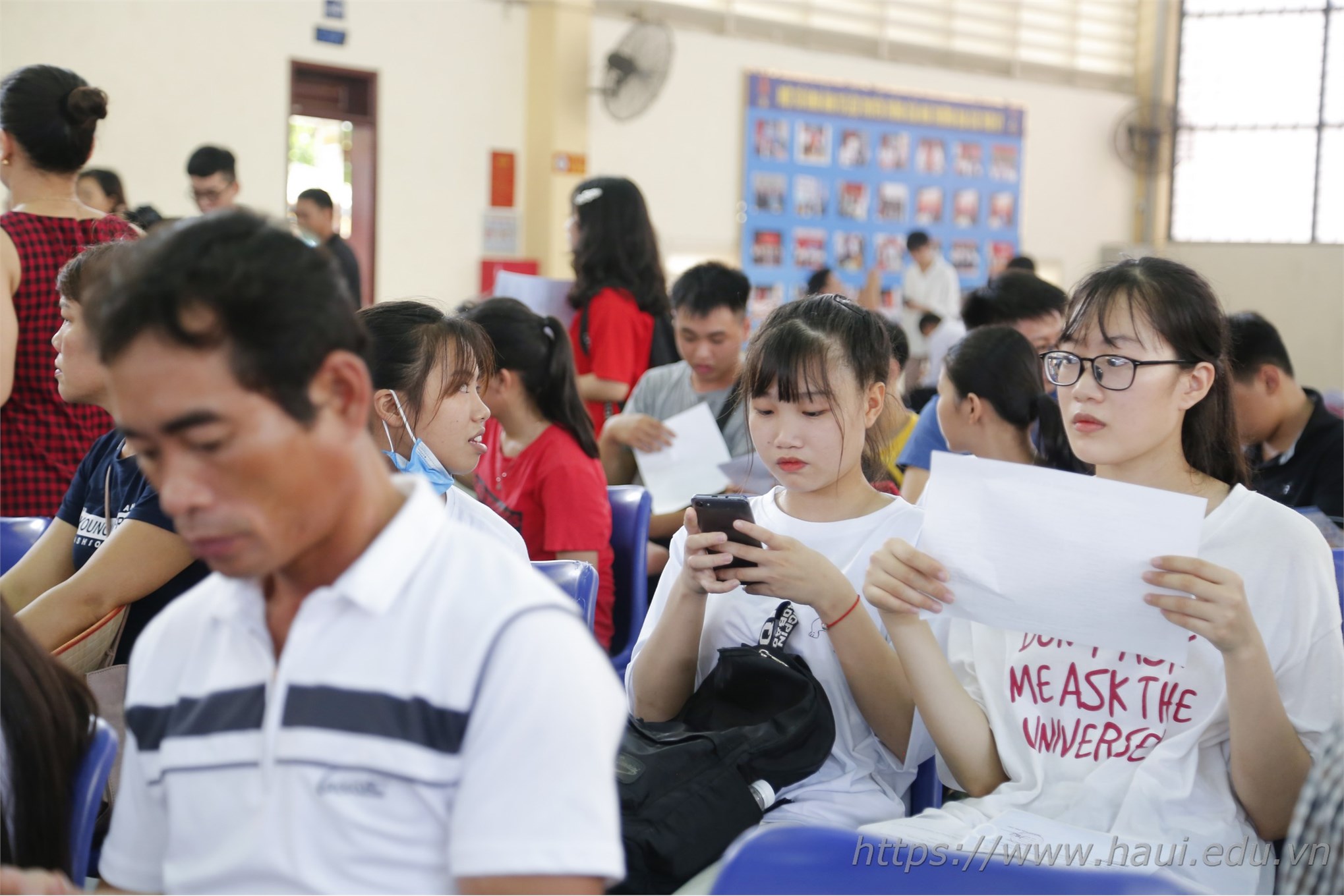 Thí sinh đăng ký xác nhận nhập học tai Đại học Công nghiệp Hà Nội năm 2019