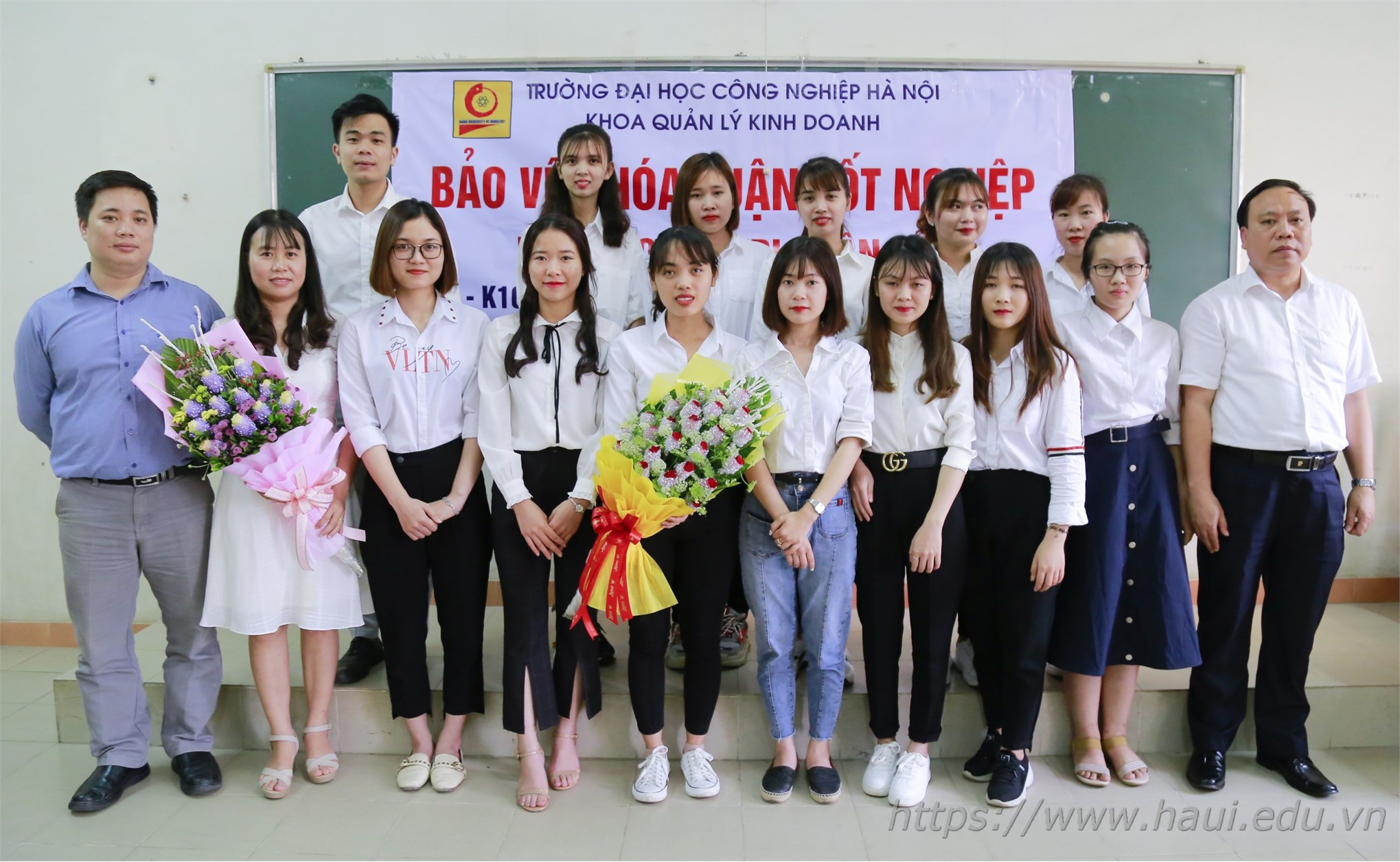 Tân cử nhân khoa Quản lý Kinh doanh, Đại học Công nghiệp Hà Nội tốt nghiệp với tấm bằng loại giỏi