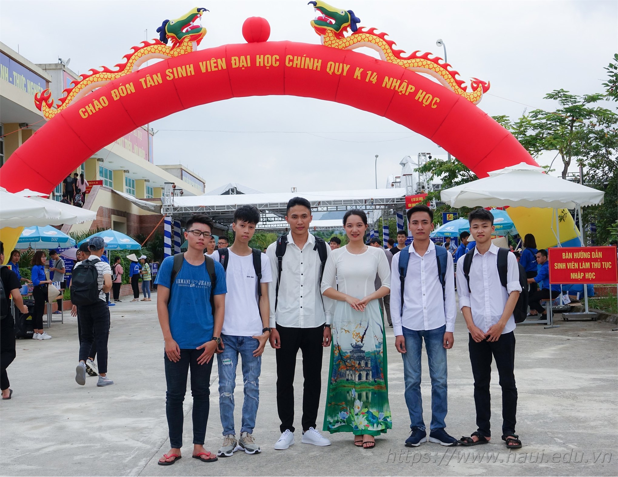 Tưng bừng ngày hội chào đón tân sinh viên Đại học Công nghiệp Hà Nội