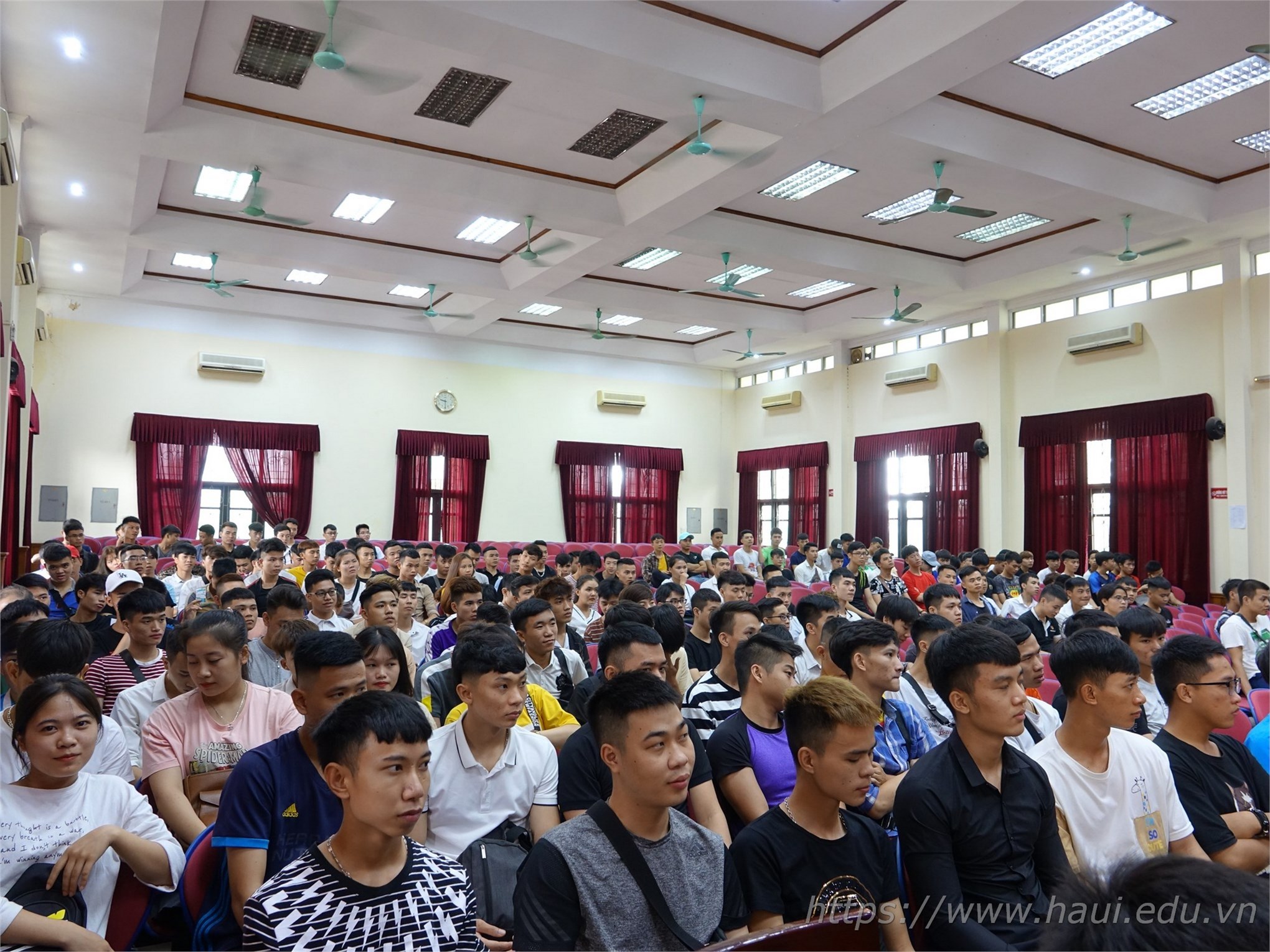 Hundreds of internship and employment opportunities for HaUI students at Samsung and Foxconn 