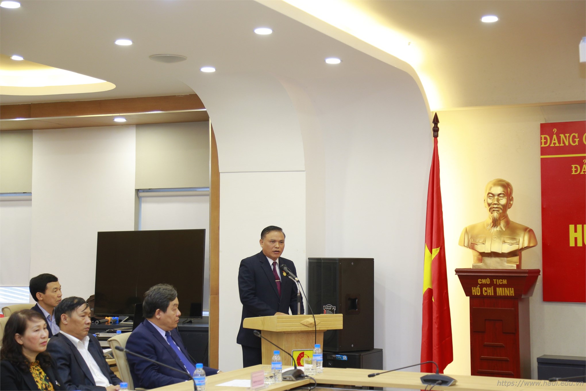 Đồng chí Nguyễn Văn Hùng bày tỏ niềm vinh dự khi được nhận Huy hiệu 30 năm tuổi Đảng 