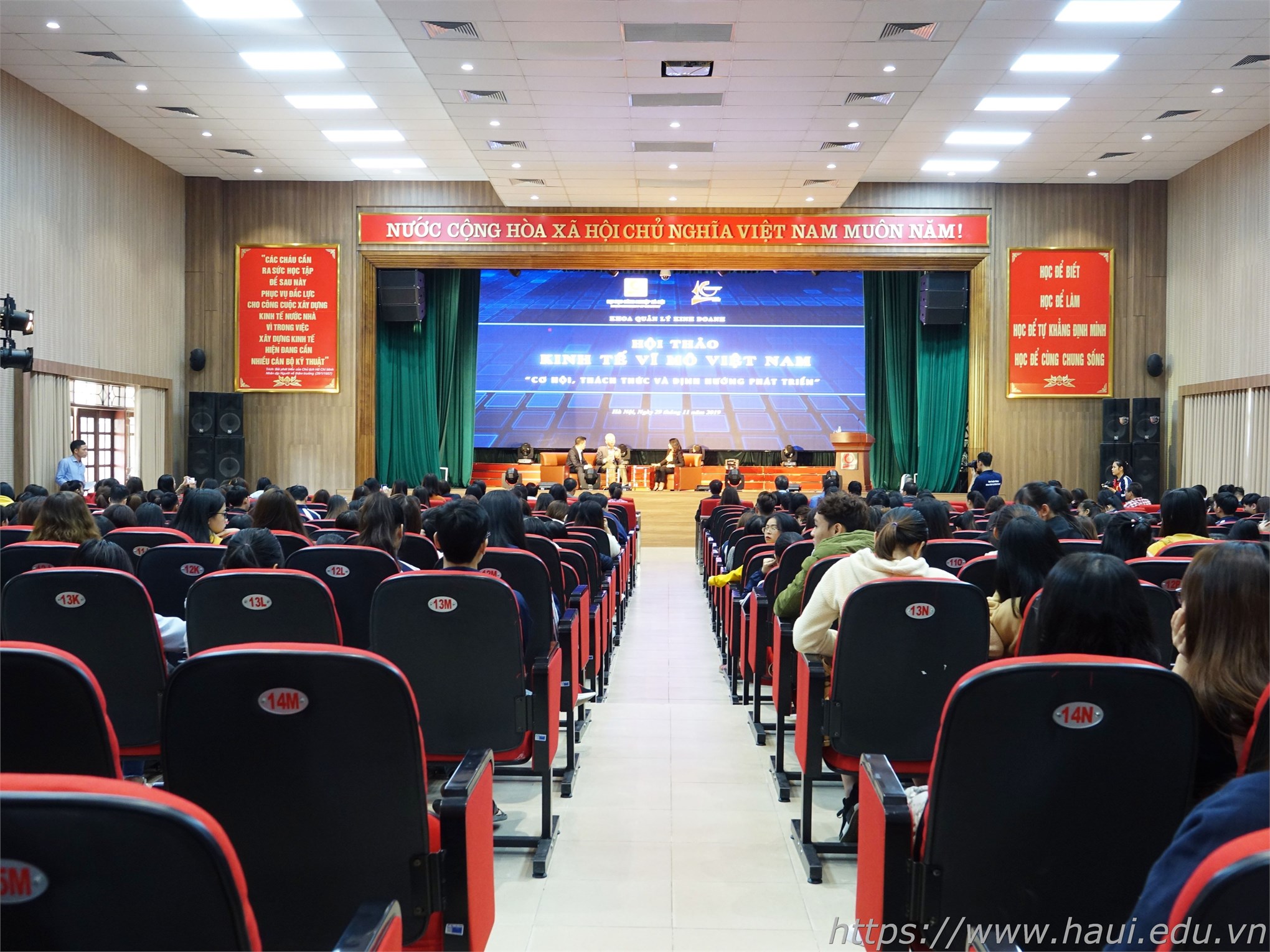 Hơn 400 sinh viên Khoa Quản lý kinh doanh tham dự Hội thảo Kinh tế vĩ mô Việt Nam 