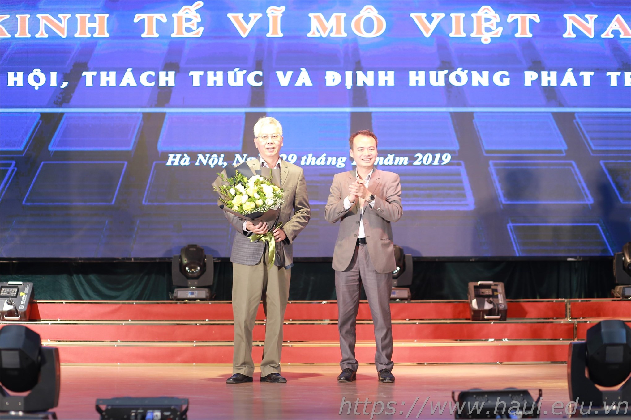 Hơn 400 sinh viên Khoa Quản lý kinh doanh tham dự Hội thảo Kinh tế vĩ mô Việt Nam 