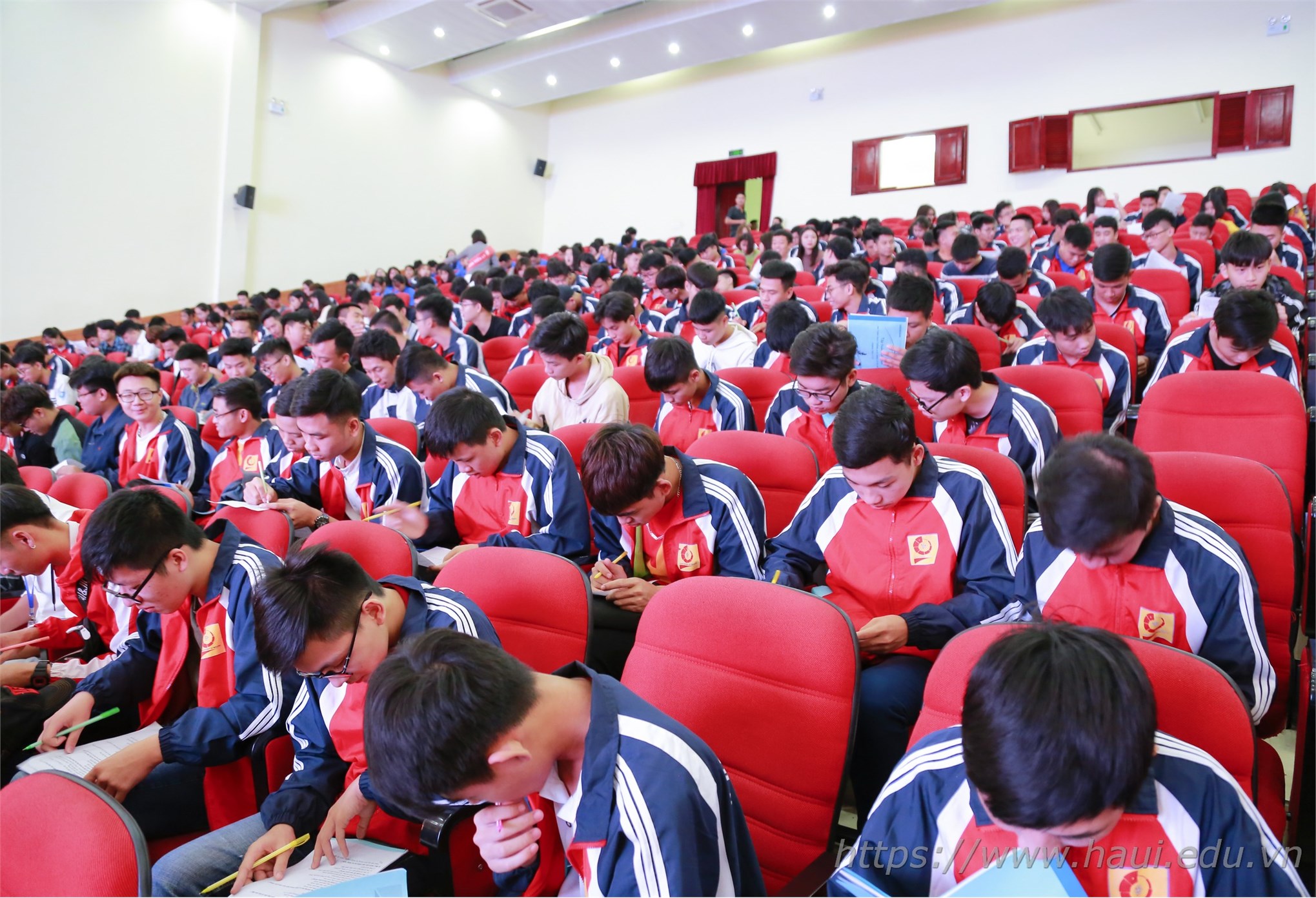 HaUI students respond to Traffic Safety campaign