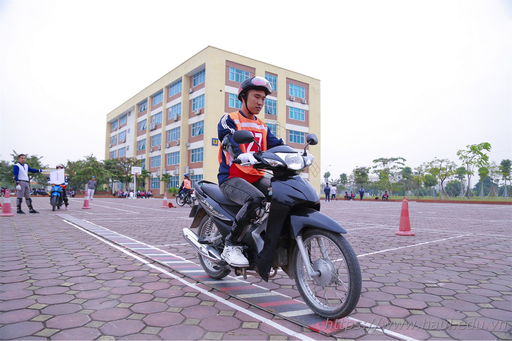 HaUI students respond to Traffic Safety campaign