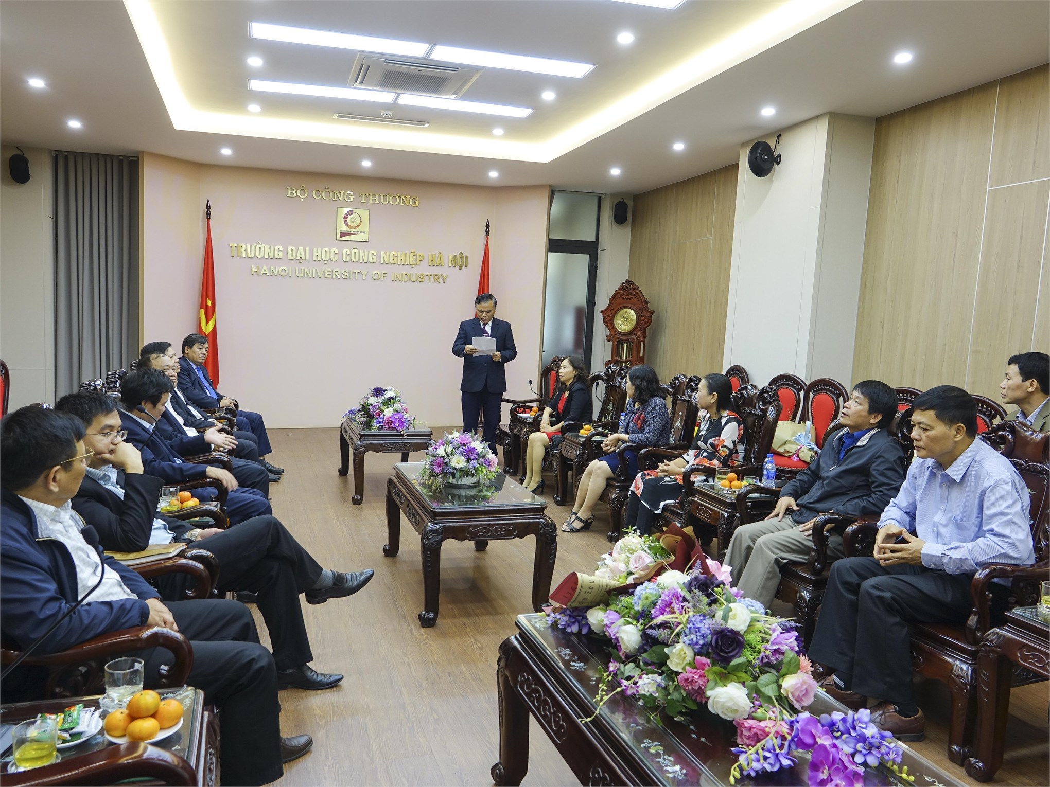 Đồng chí Nguyễn Văn Hùng – nguyên Thường vụ Đảng ủy, nguyên Phó ban Quản lý dự án đại diện các viên chức nghỉ hưu phát biểu cảm xúc trong buổi gặp mặt 