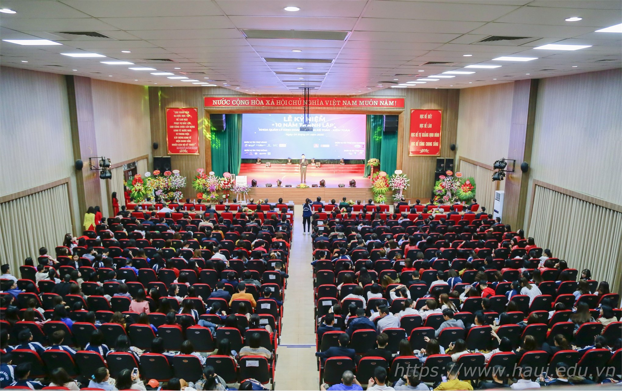 Kỷ niệm 10 năm thành lập khoa Quản lý Kinh doanh và khoa Kế toán - Kiểm toán, trường Đại học Công nghiệp Hà Nội