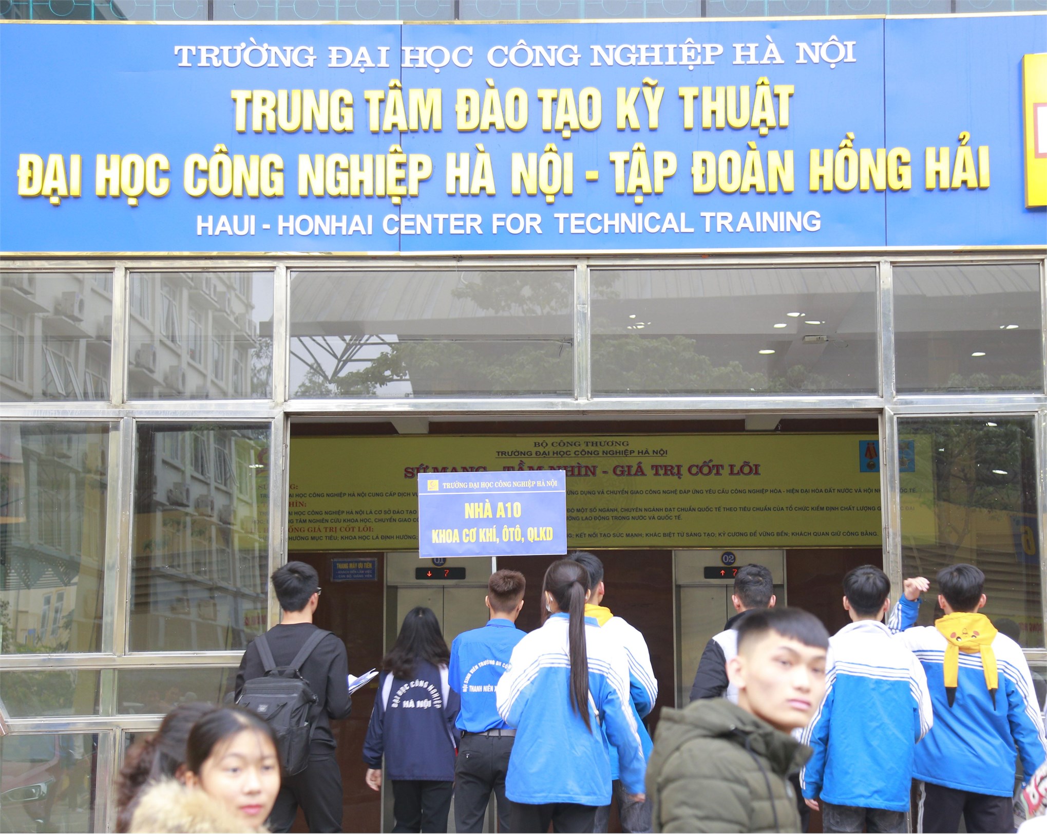 Đại học Công nghiệp Hà Nội đón gần 1000 giáo viên, phụ huynh và học sinh THPT Hoàng Hoa Thám - tỉnh Quảng Ninh đến thăm quan trường