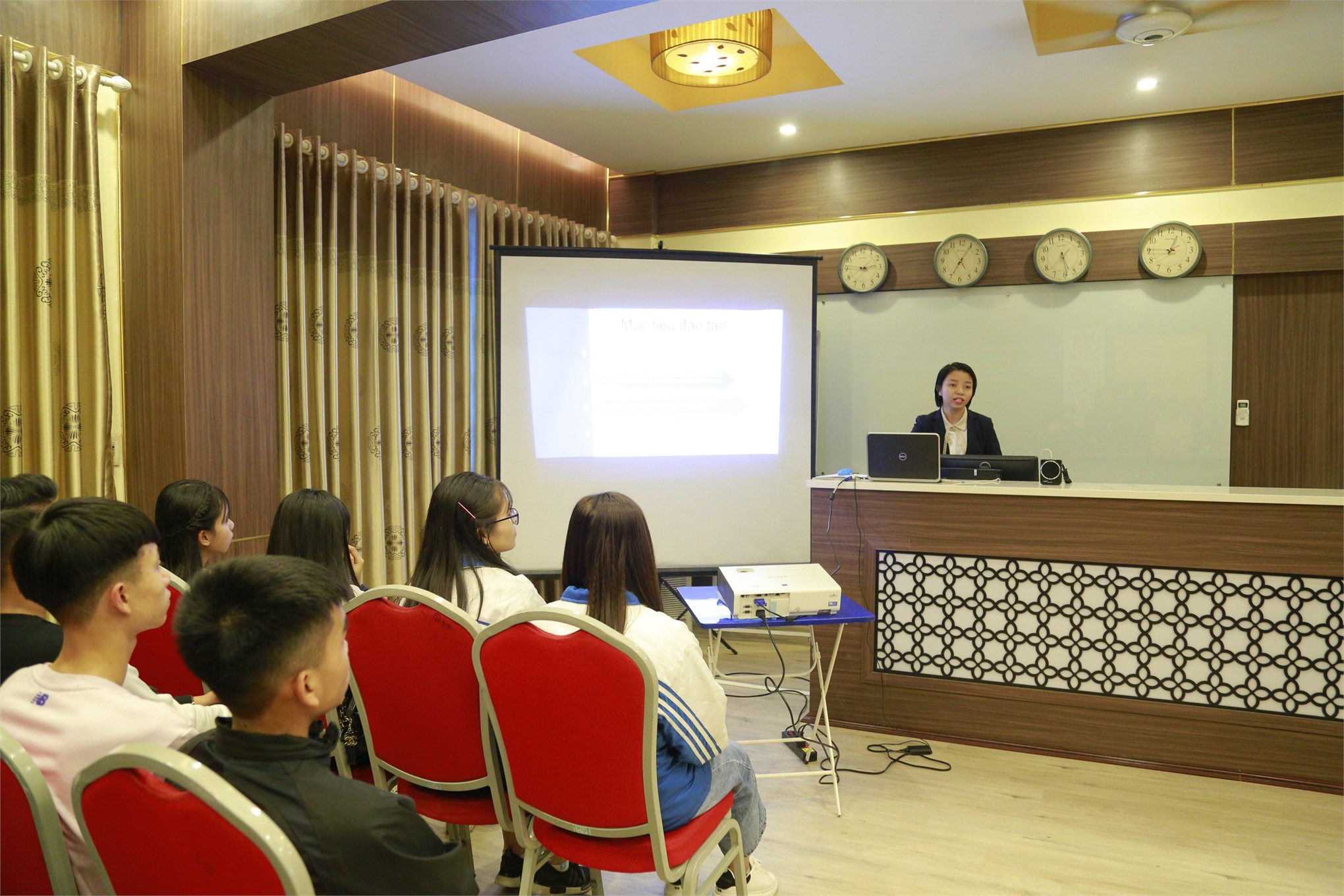 Đại học Công nghiệp Hà Nội đón gần 1000 giáo viên, phụ huynh và học sinh THPT Hoàng Hoa Thám - tỉnh Quảng Ninh đến thăm quan trường