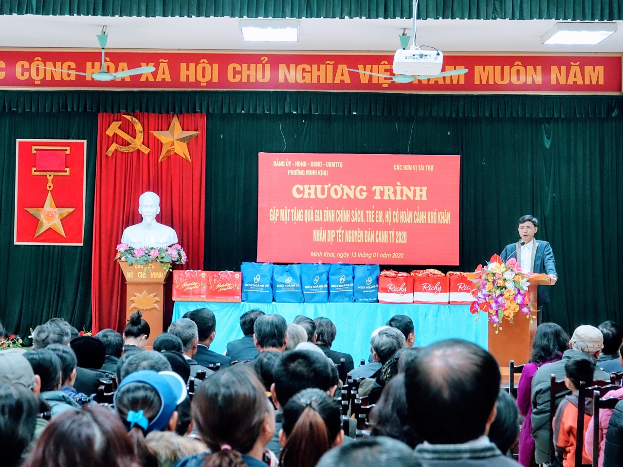 Công đoàn trường Đại học Công nghiệp Hà Nội đồng hành cùng UBND phường Minh Khai tặng quà tết cho các hộ gia đình có hoàn cảnh khó khăn