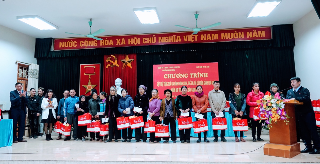 Công đoàn trường Đại học Công nghiệp Hà Nội đồng hành cùng UBND phường Minh Khai tặng quà tết cho các hộ gia đình có hoàn cảnh khó khăn