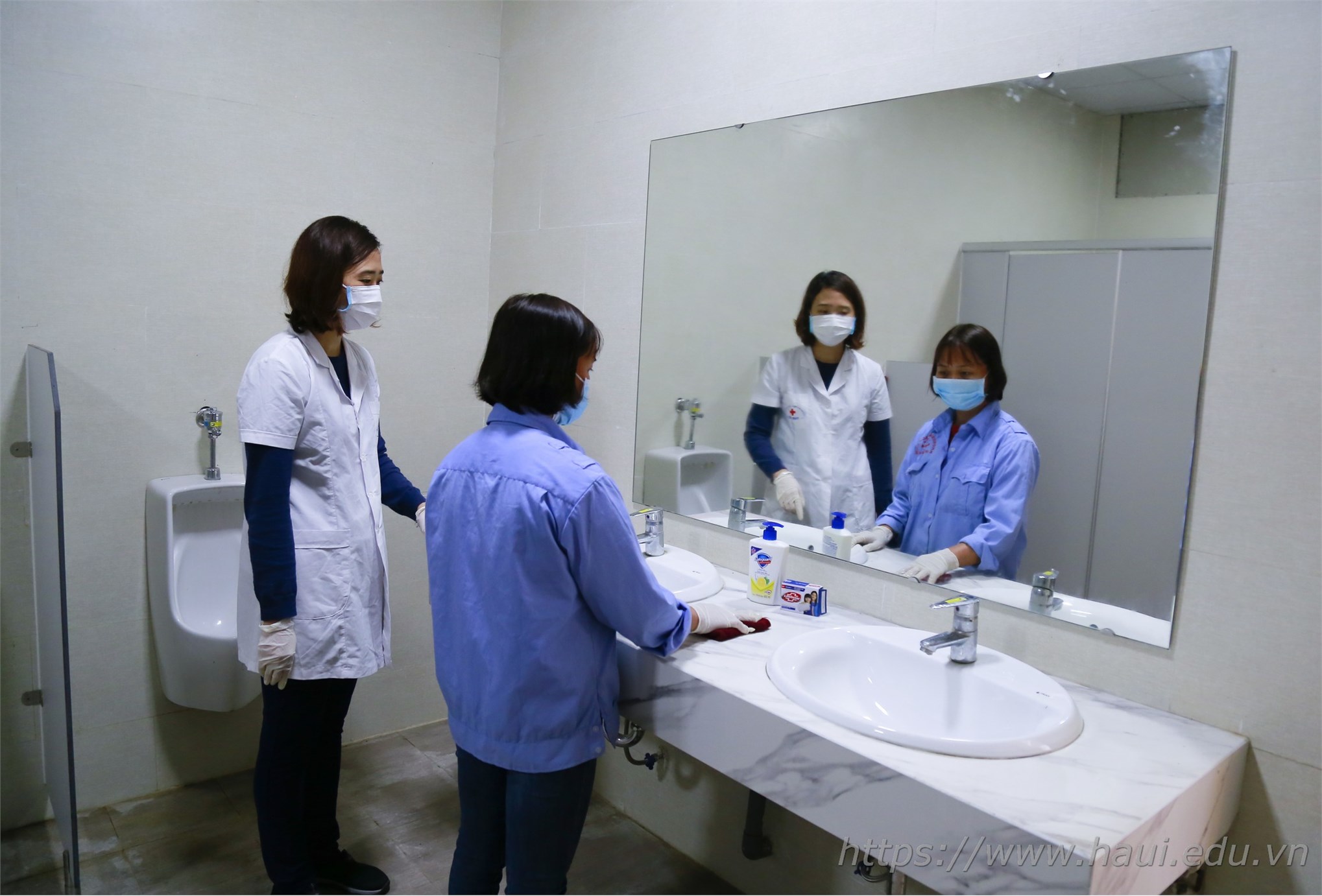 Trường Đại học Công nghiệp Hà Nội vệ sinh khử trùng phòng dịch bệnh