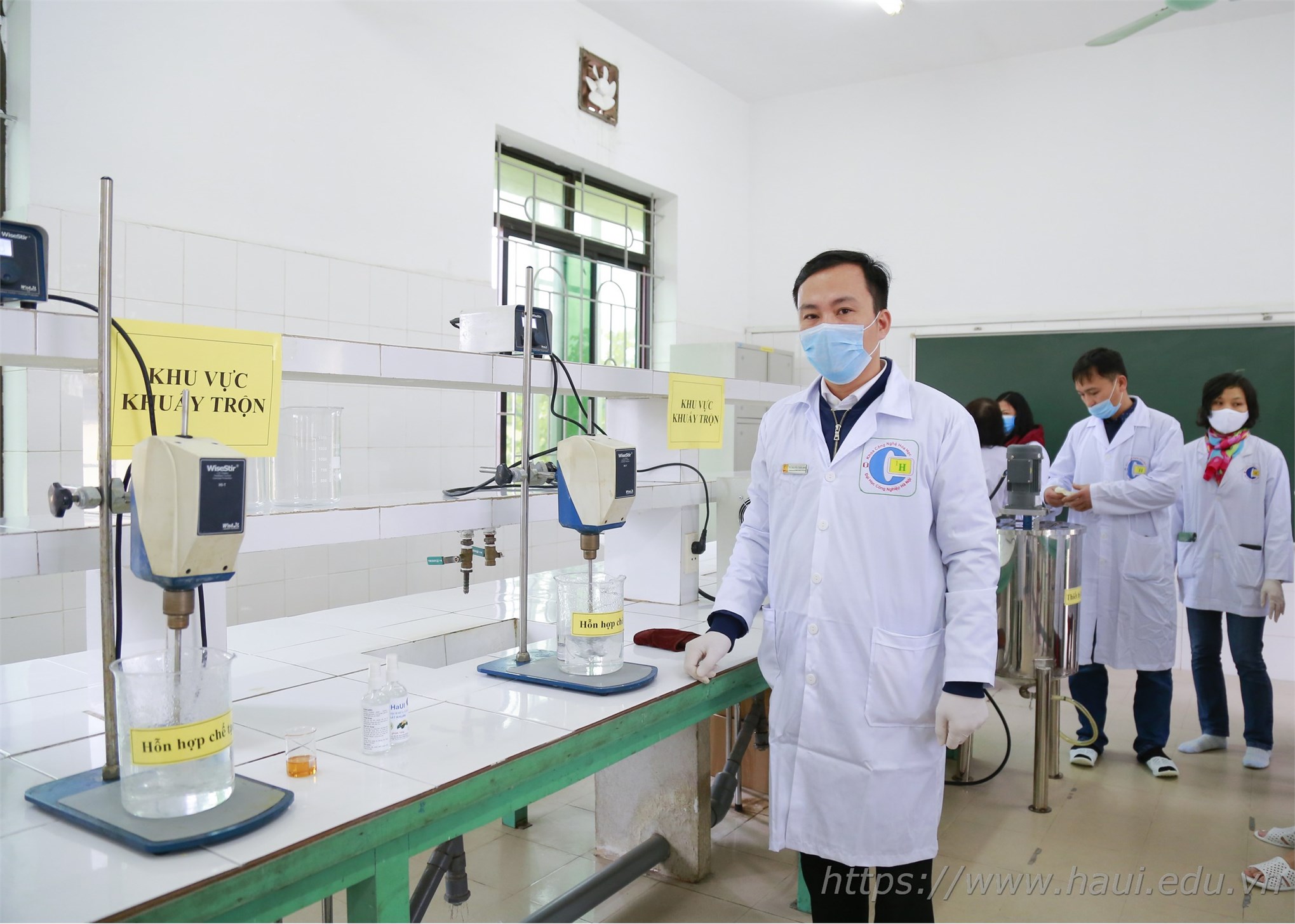 Đại học Công nghiệp Hà Nội sản xuất dung dịch phòng chống vi-rút Corona, phát miễn phí cho cán bộ, giảng viên và 30.000 học viên, sinh viên