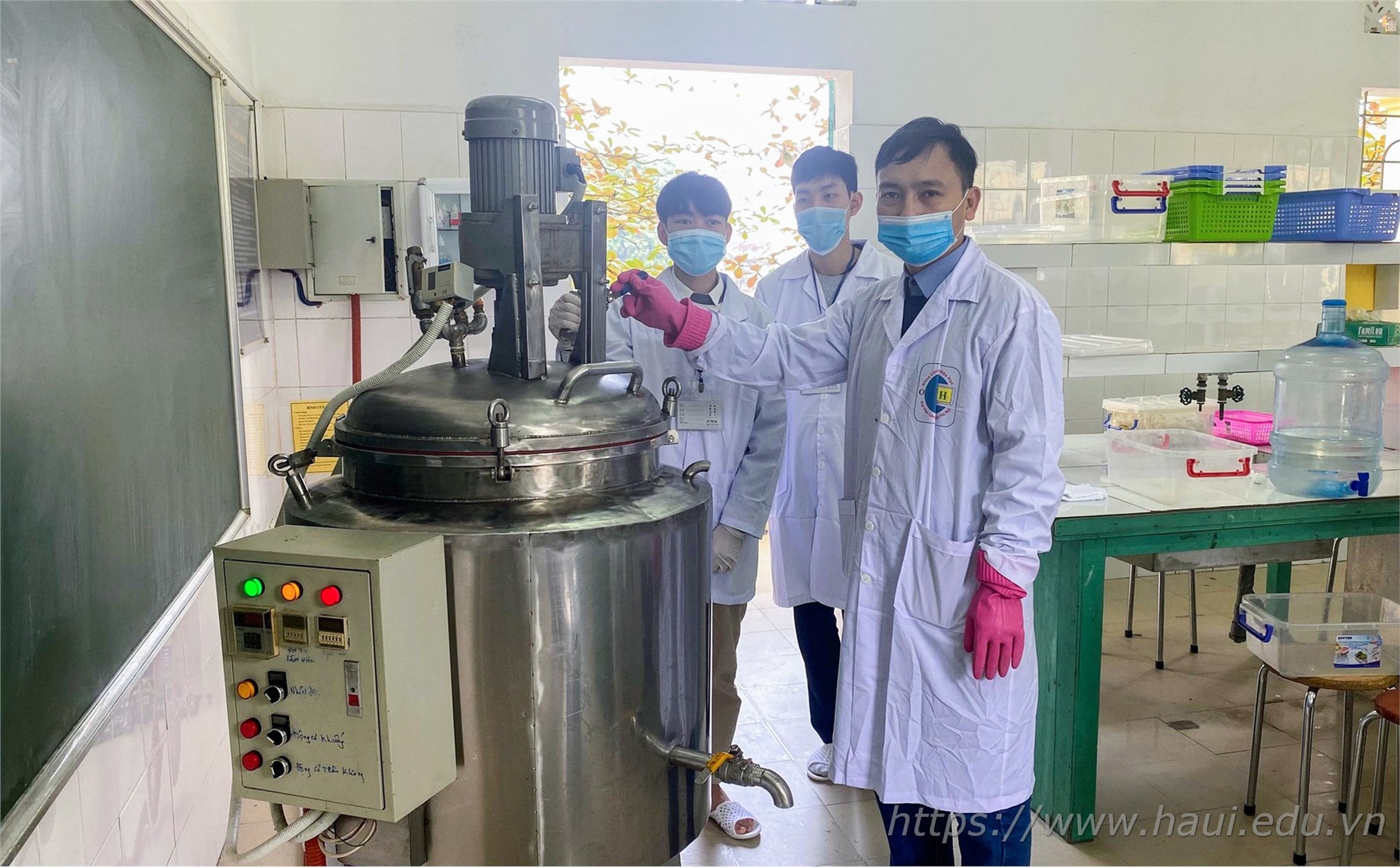 Đại học Công nghiệp Hà Nội sản xuất nước sát khuẩn