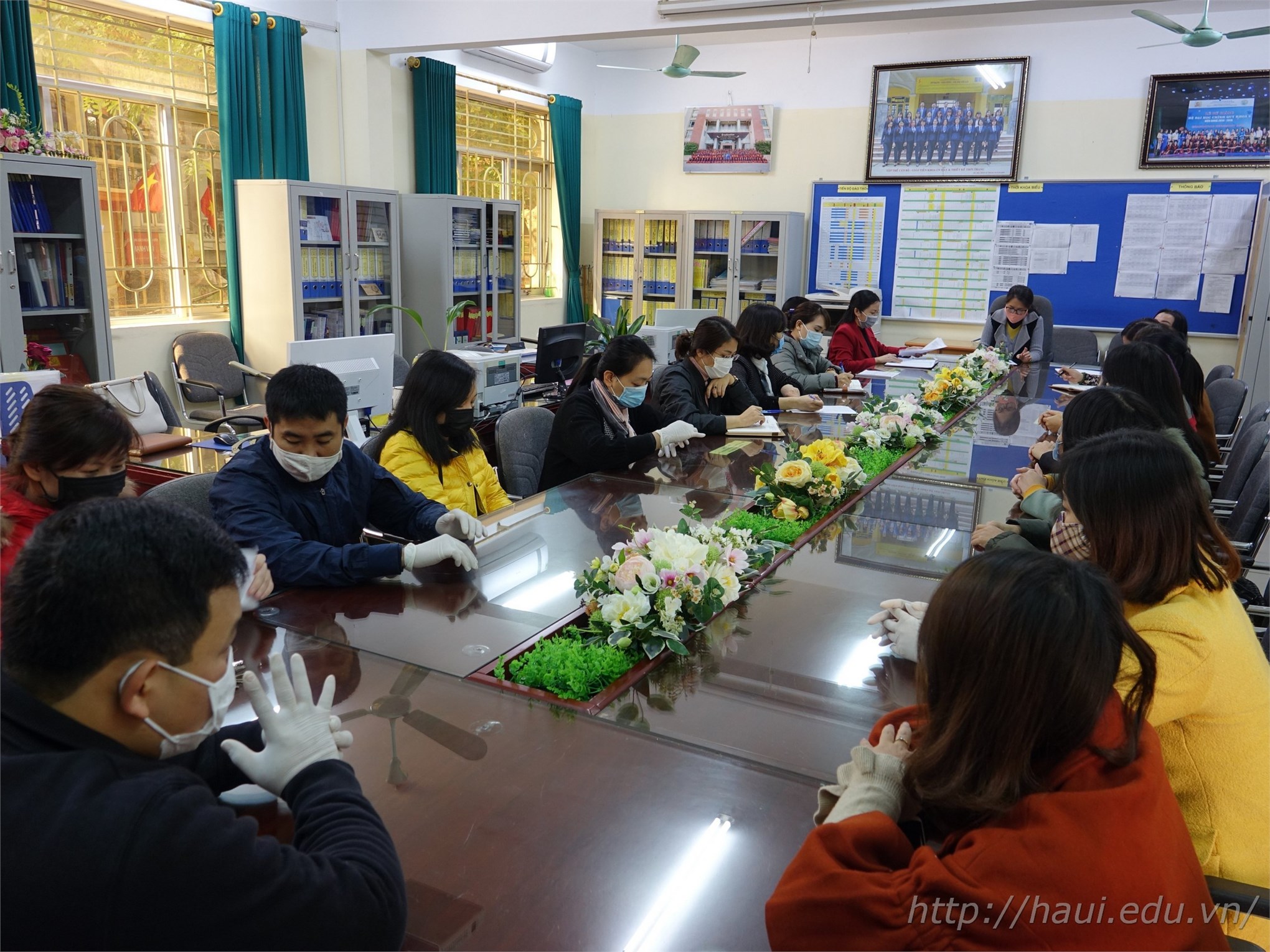Sau sản xuất dung dịch rửa tay khô, Đại học Công nghiệp Hà Nội tiếp tục sản xuất 30.000 khẩu trang vải phát miễn phí cho sinh viên, cán bộ giảng viên nhà trường
