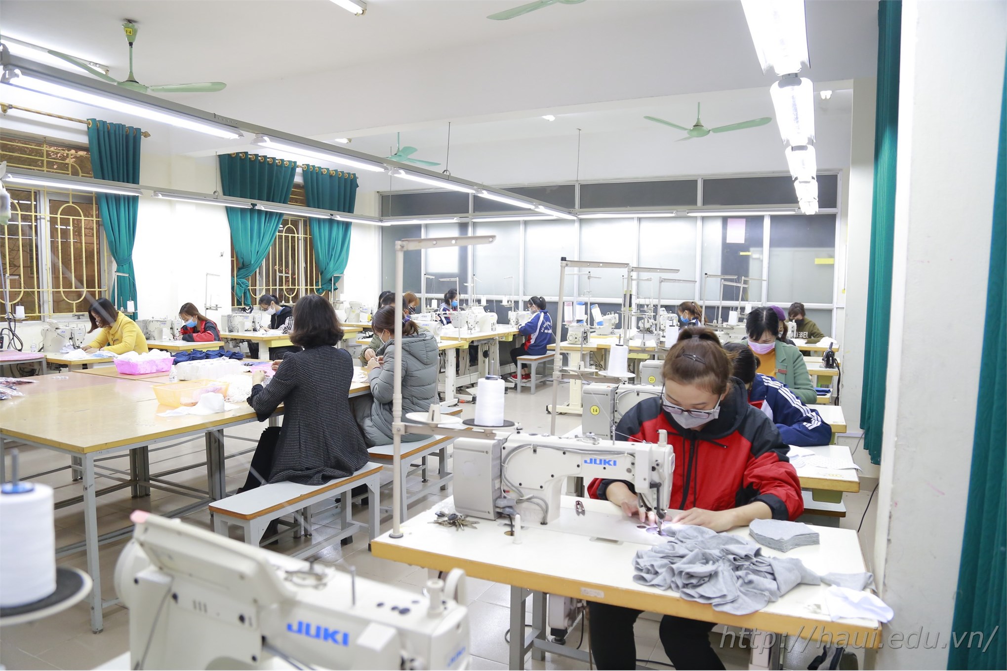 Sau sản xuất dung dịch rửa tay khô, Đại học Công nghiệp Hà Nội tiếp tục sản xuất 30.000 khẩu trang vải phát miễn phí cho sinh viên, cán bộ giảng viên nhà trường