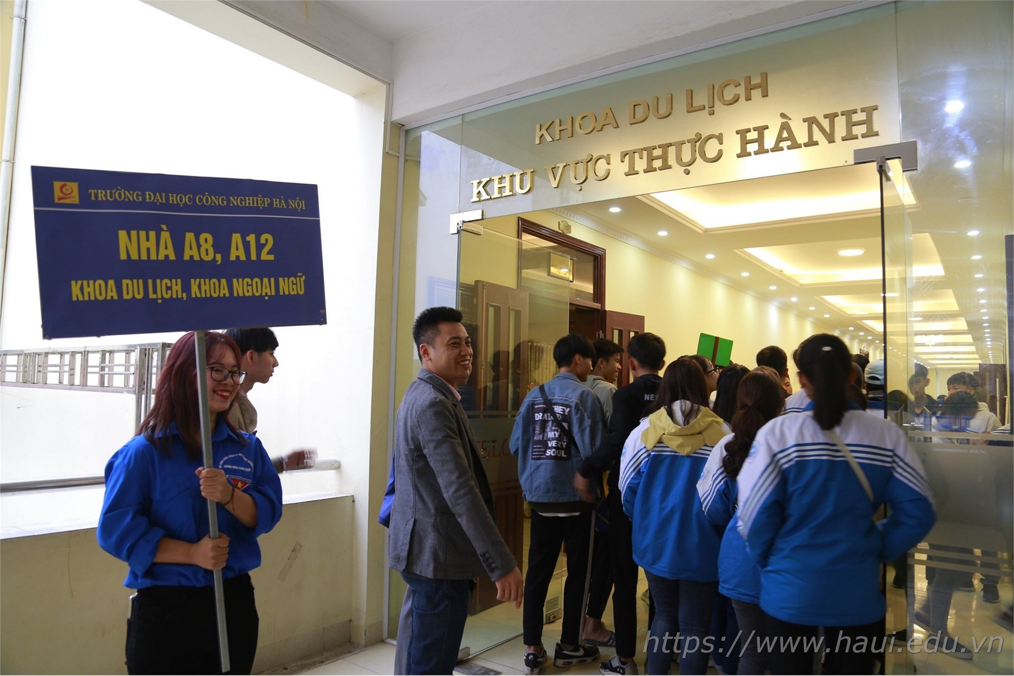 HaUI campus tour for Hoang Hoa Tham High School Students