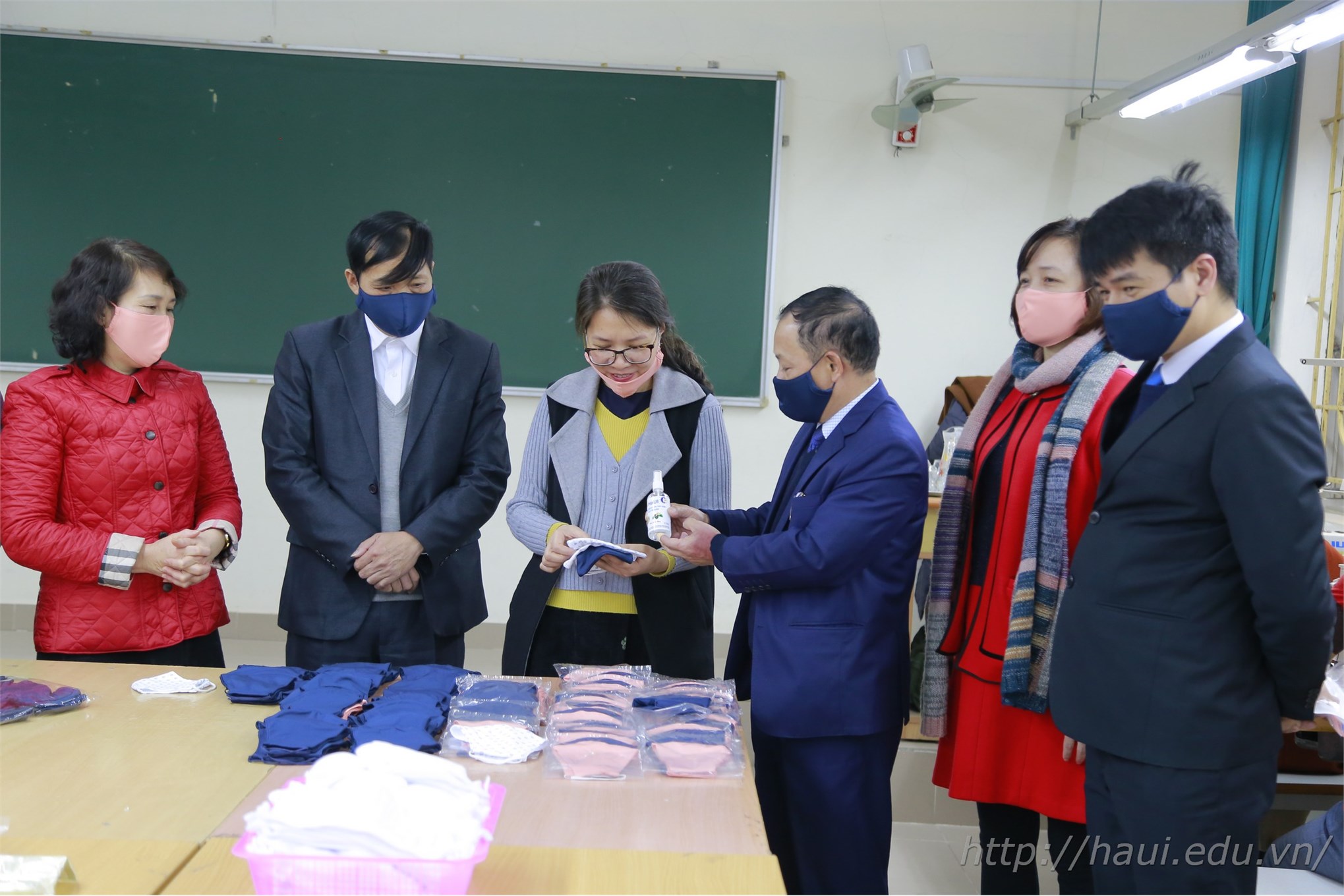30,000 masks are produced and distributed free of charge to HaUI staffs and students