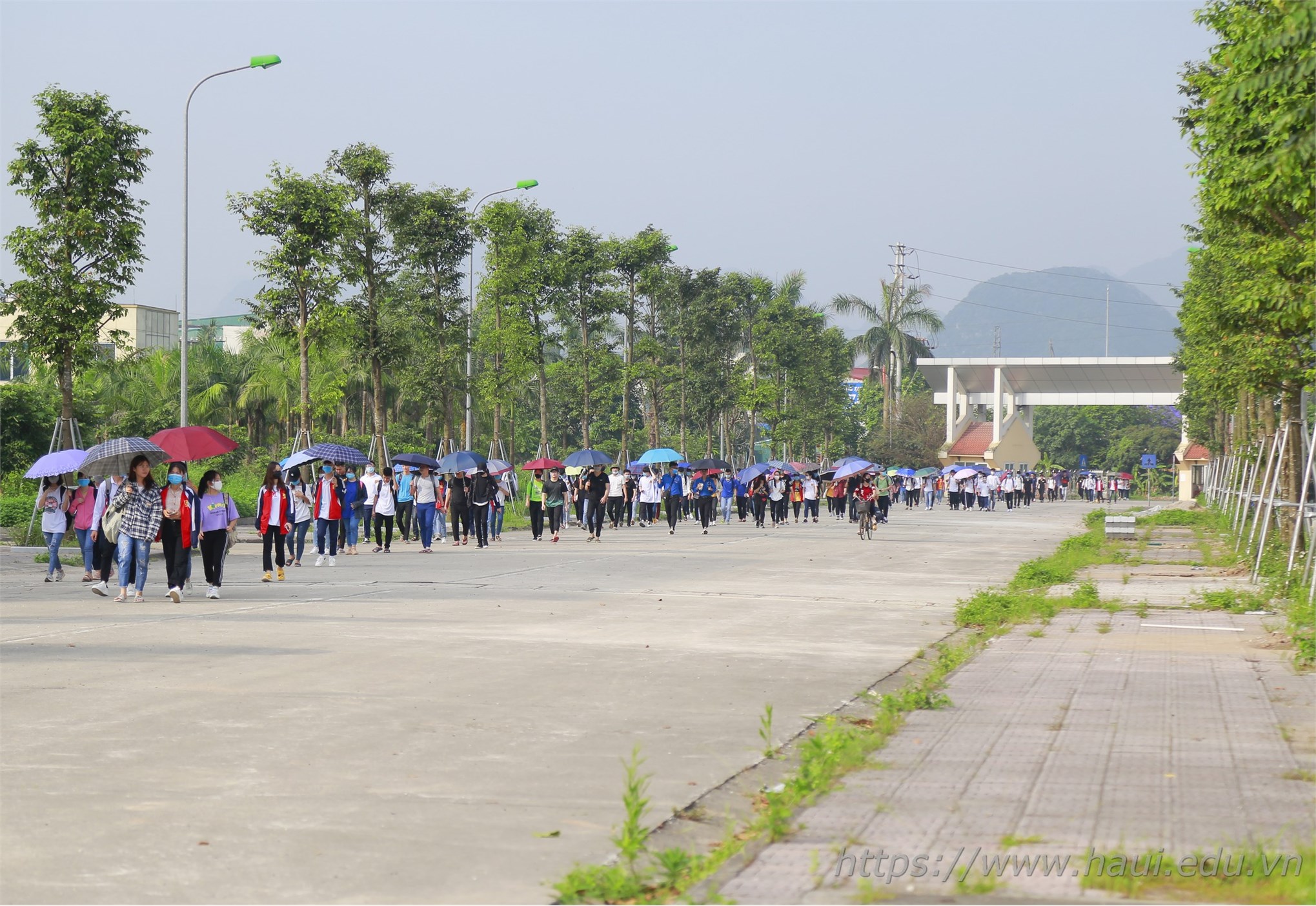 Sinh viên Đại học Công nghiệp Hà Nội hân hoan trở lại trường