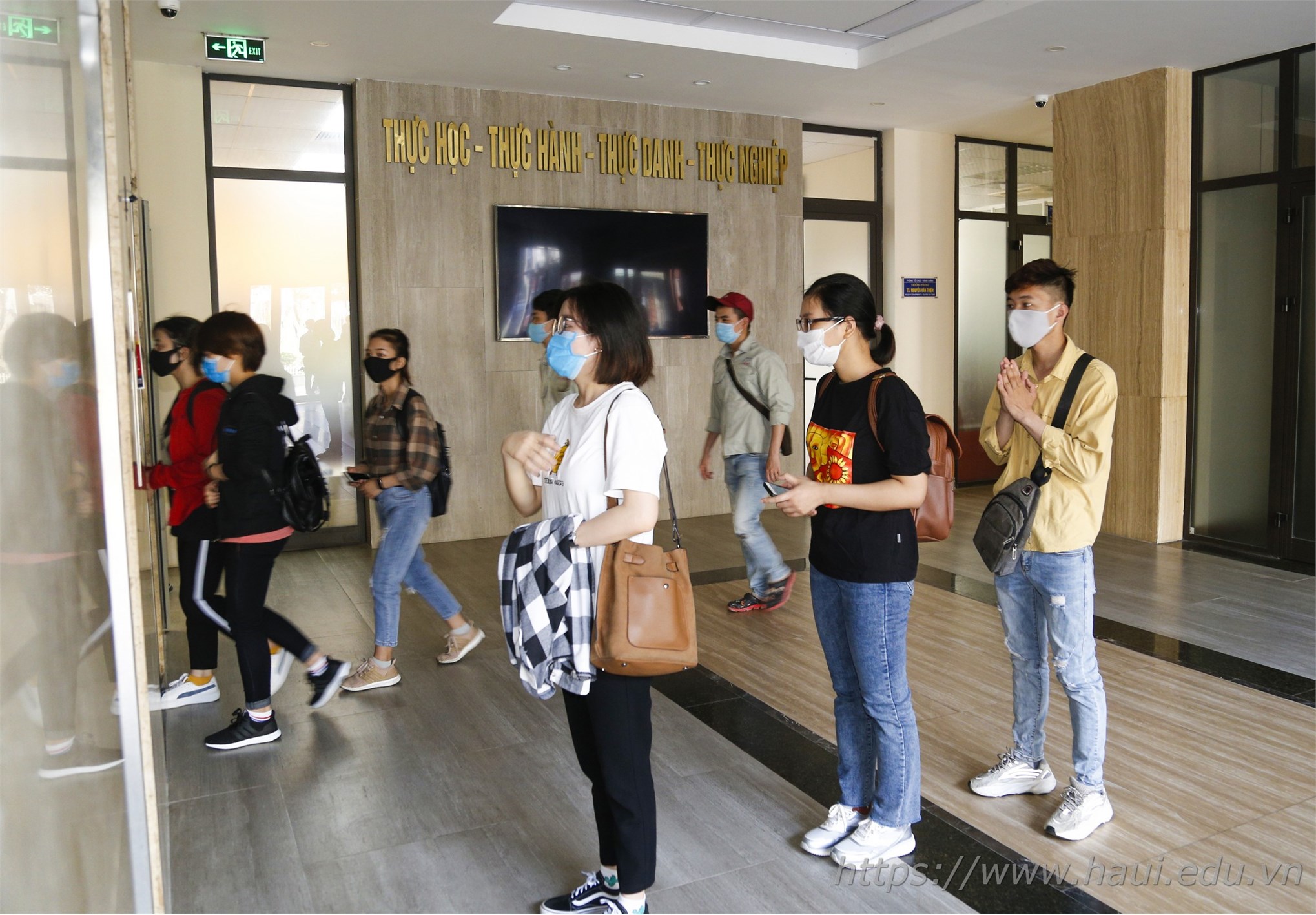Sinh viên Đại học Công nghiệp Hà Nội hân hoan trở lại trường