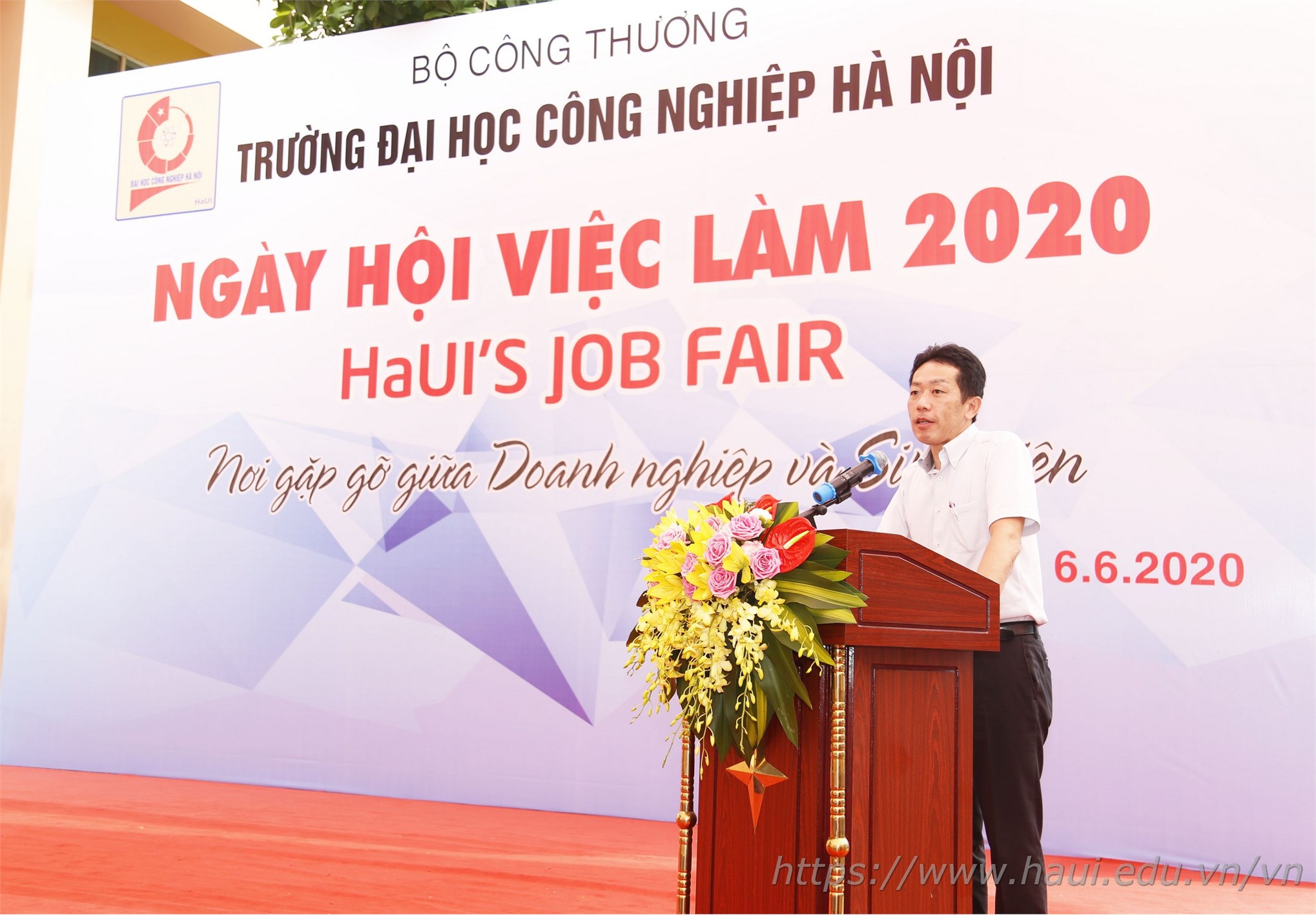 Ông Nakayama Toru - Trưởng bộ phận phát triển sản phẩm Công ty TNHH Công nghệ Máy văn phòng Kyocera Việt Nam phát biểu tại Ngày hội việc làm 2020