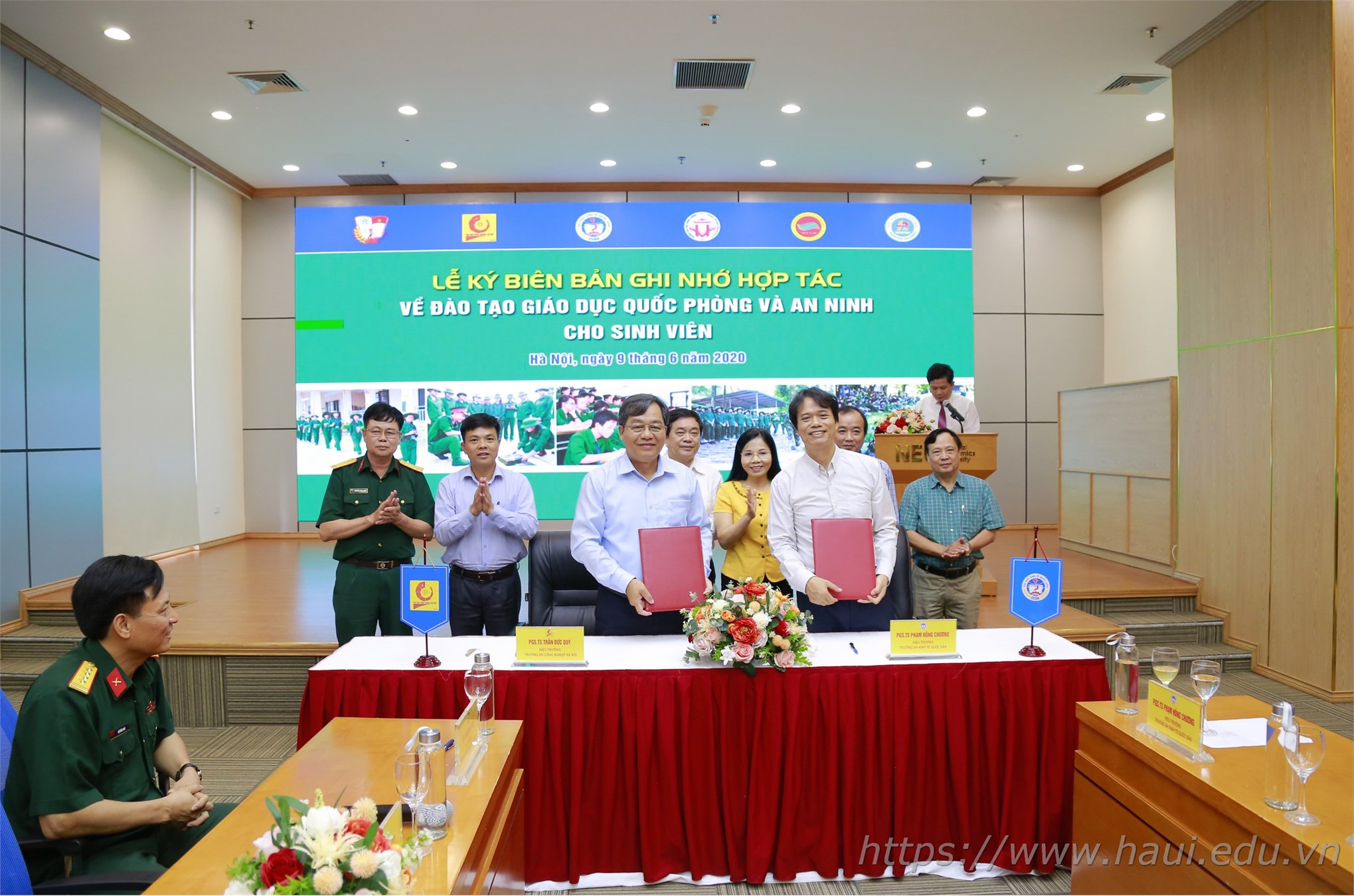Hanoi University of Industry cooperates on defense and security education training for students with National Economics University