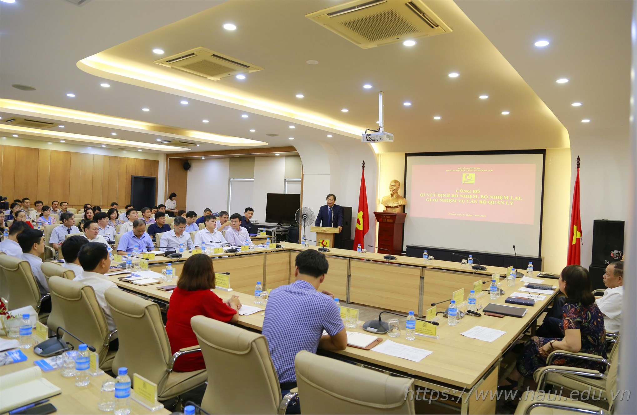 Đại học Công nghiệp Hà Nội trao Quyết định bổ nhiệm, bổ nhiệm lại, giao nhiệm vụ viên chức quản lý và công bố Quyết định bổ nhiệm Phó giáo sư