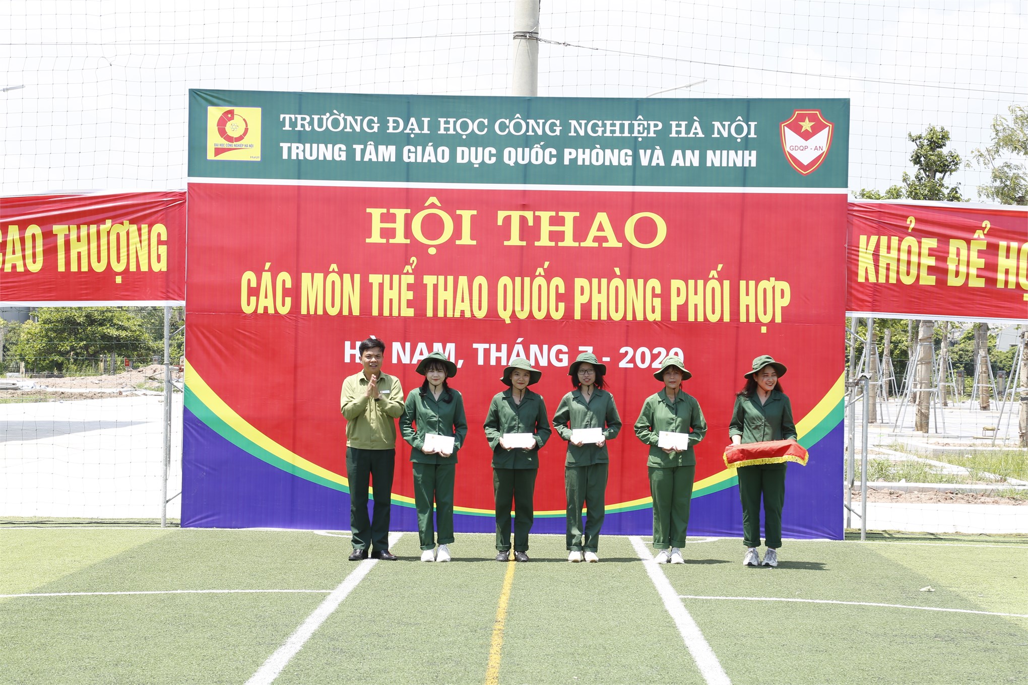 Hội thao các môn thể thao quốc phòng phối hợp và giao lưu văn nghệ tại Trung tâm GDQP&AN trường Đại học Công nghiệp Hà Nội