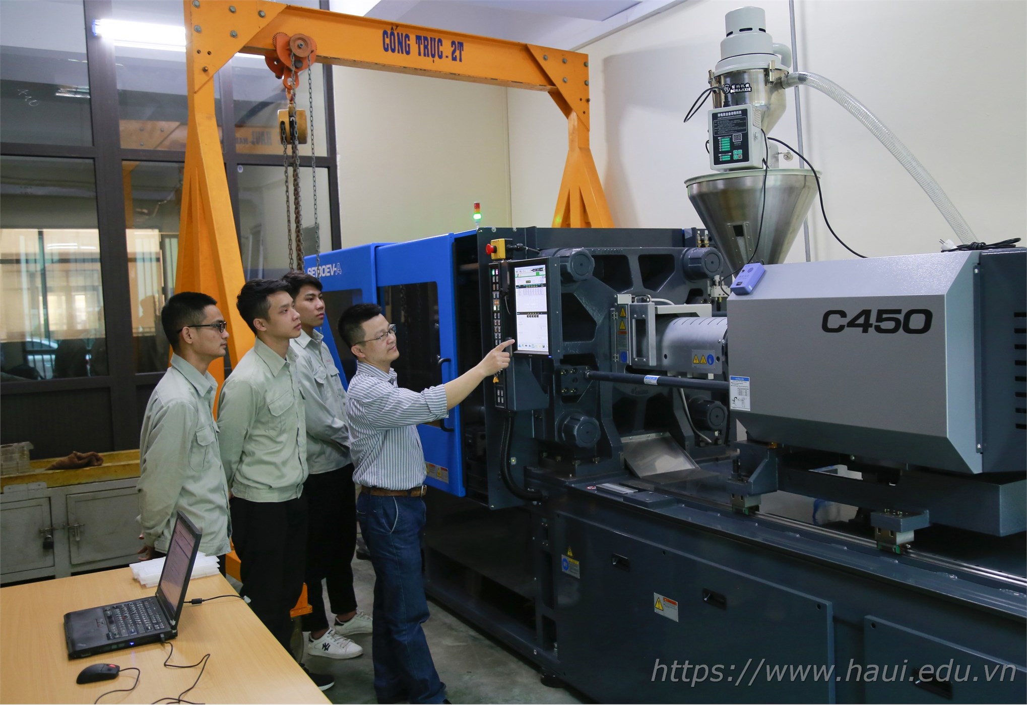 Khoa Cơ khí - Trường Đại học Công nghiệp Hà Nội tiên phong trong đào tạo ngành công nghệ kỹ thuật khuôn mẫu tại Việt Nam