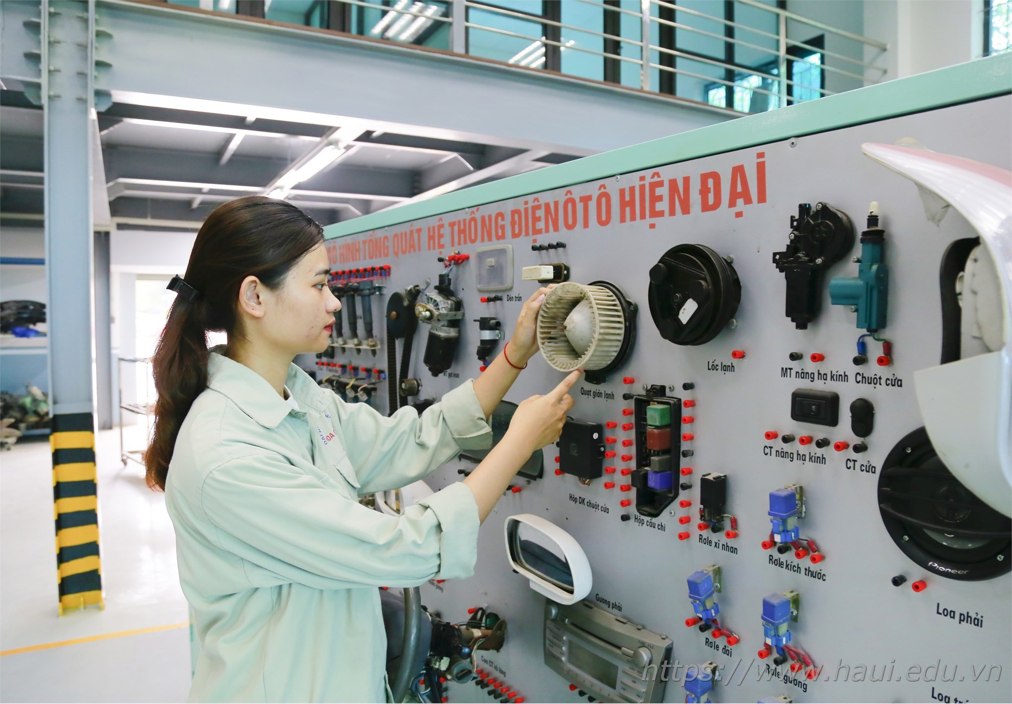 Nữ sinh Đại học Công nghiệp Hà Nội đam mê ngành Công nghệ kỹ thuật ô tô
