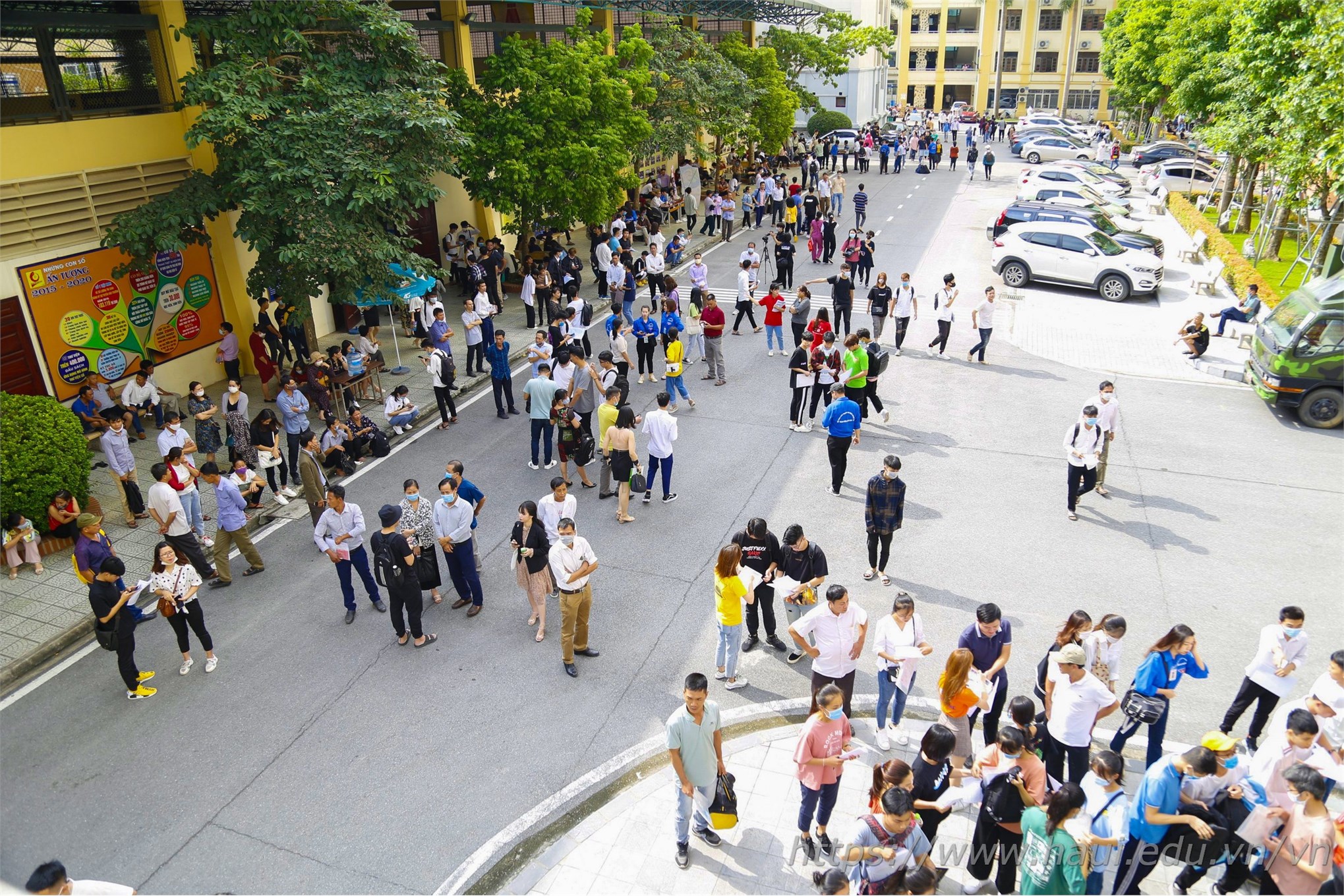 Ngay từ sáng sớm, nhiều thí sinh và phụ huynh đã có mặt trước tòa nhà A11 để làm thủ tục xác nhận nhập học 