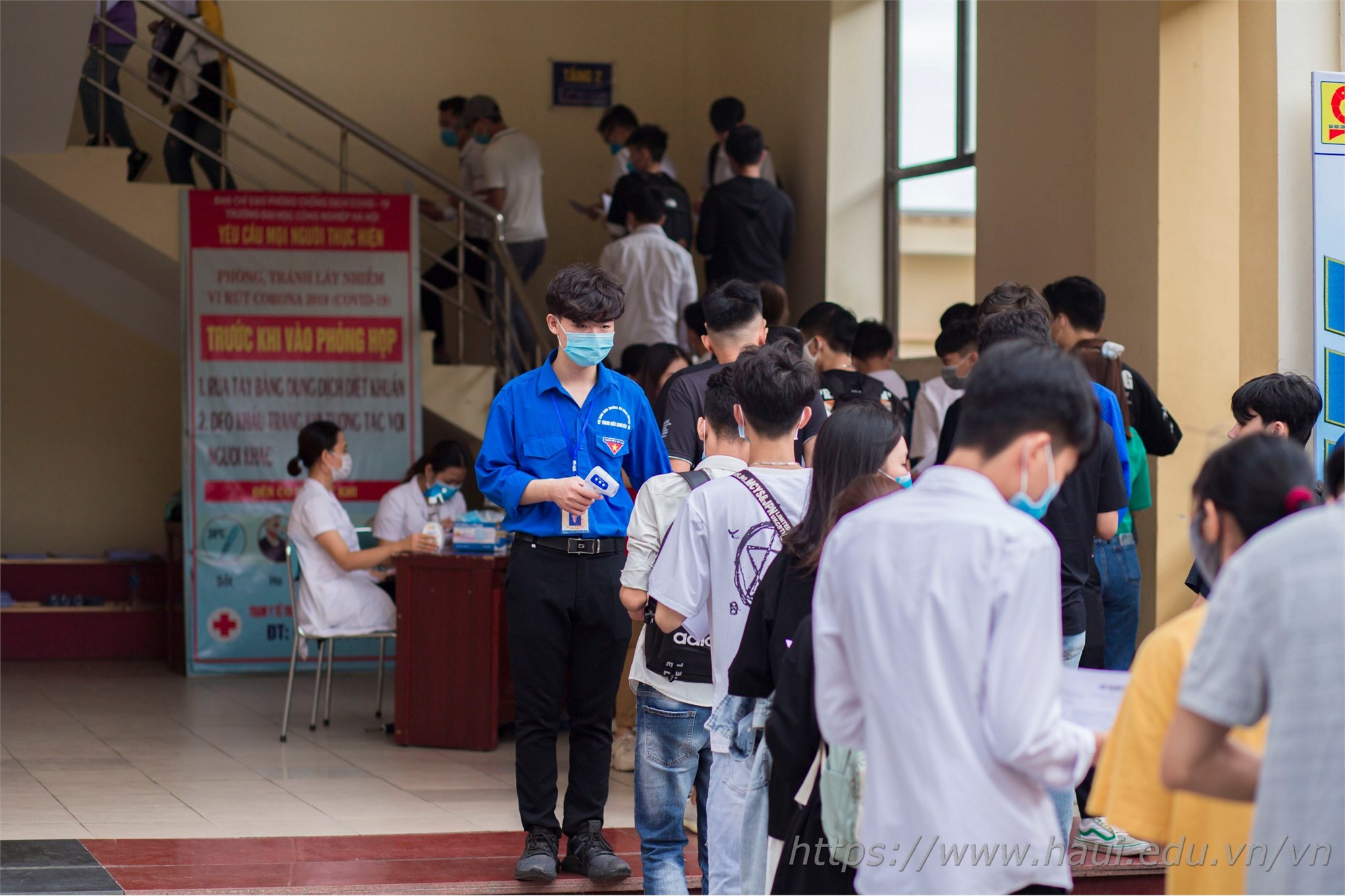 Đề cao tinh thần phòng chống Covid, đội ngũ y bác sĩ và đội sinh viên tình nguyện nhà trường đã phát khẩu trang miễn phí, đo thân nhiệt cho các thí sinh đến làm thủ tục xác nhận nhập học.