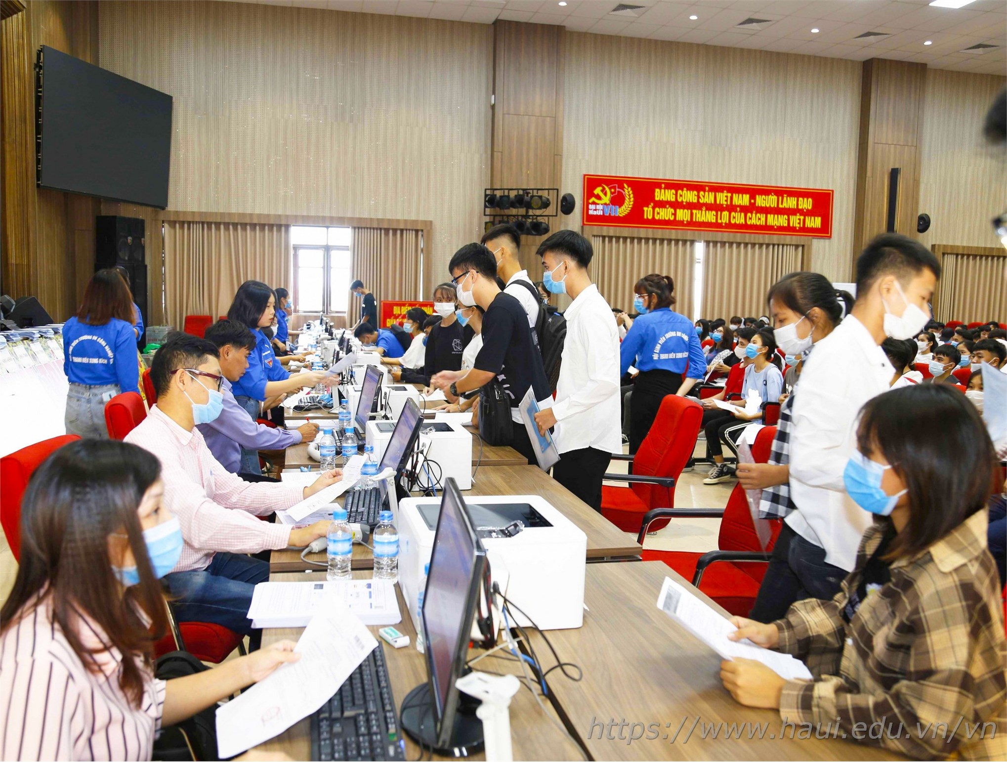 Các chuyên viên Phòng Đào tạo đang hoàn tất thủ tục xác nhận nhập học cho thí sinh 